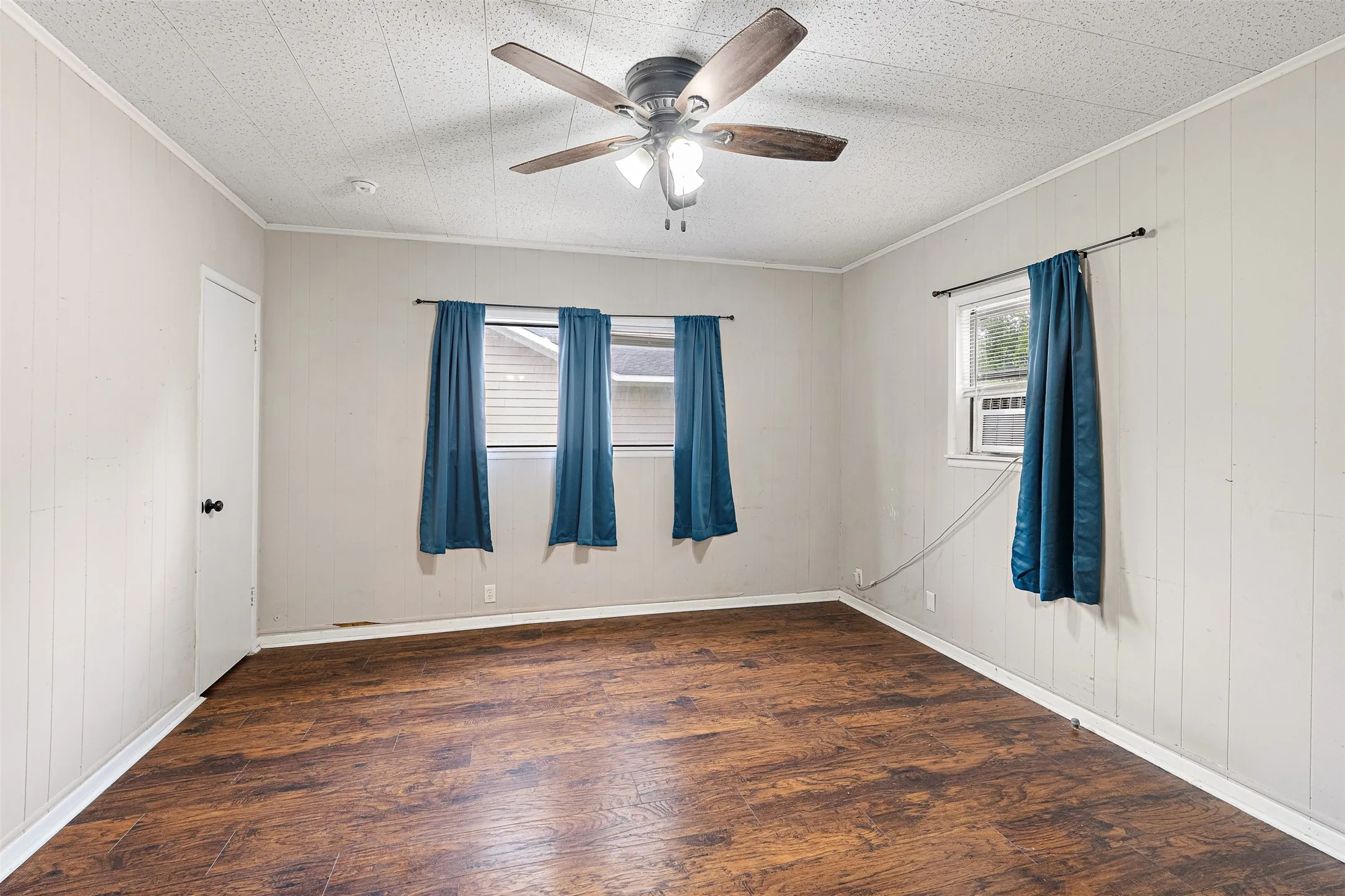 Single Family Residence For Sale in Navarro County , 103 Havner Street, Corsicana, Texas 75110, 2 Bedrooms, 1 Bathroom, Garage spaces, 936 Sqft, built in 1940, Price $129,500, mls#21278514, Real Estate Agent in Corsicana, Homes For Sale in Navarro county, Homes For Sale in Corsicana, Realtor in Corsicana Texas, Real Estate Brokerage Independent Realty Texas, Luminita Cordes Realtor