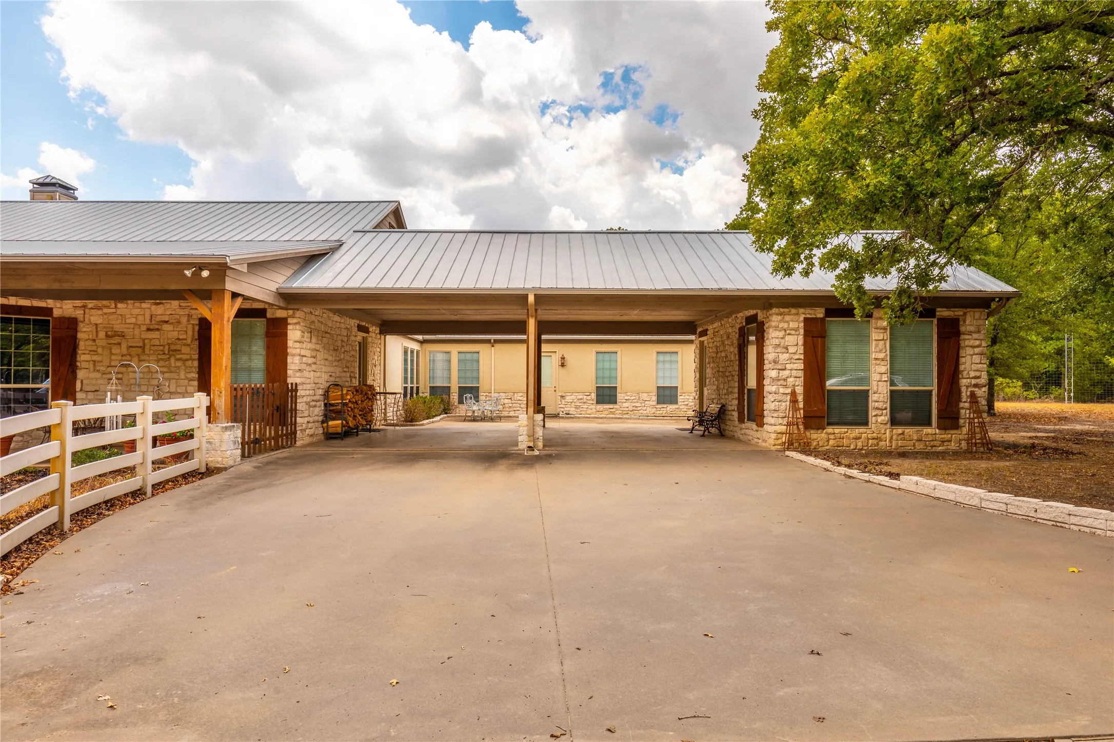 Single Family Residence For Sale in Hunt County , 2702 Hidden Trails Road, Royse City, Texas 75189, 3 Bedroom, 3 Bathroom, 3 Garage spaces, 5,162 Sqft, built in 2006, Price $1,399,000, mls#21274916, Real Estate Agent in Royse City, Homes For Sale in Hunt county, Homes For Sale in Royse City, Realtor in Royse City Texas, Real Estate Brokerage Independent Realty Texas, Luminita Cordes Realtor