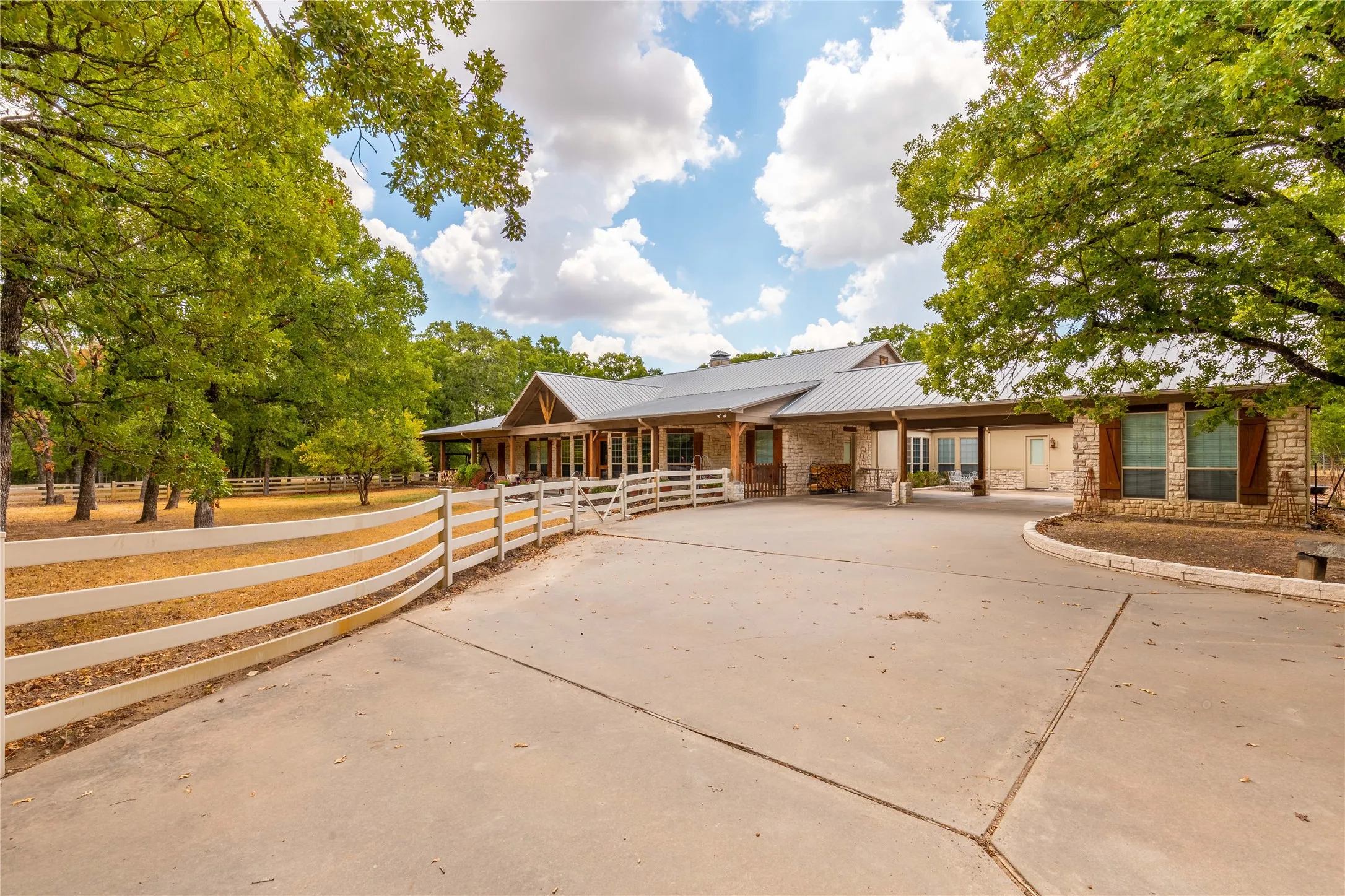 Single Family Residence For Sale in Hunt County , 2702 Hidden Trails Road, Royse City, Texas 75189, 3 Bedroom, 3 Bathroom, 3 Garage spaces, 5,162 Sqft, built in 2006, Price $1,399,000, mls#21274916, Real Estate Agent in Royse City, Homes For Sale in Hunt county, Homes For Sale in Royse City, Realtor in Royse City Texas, Real Estate Brokerage Independent Realty Texas, Luminita Cordes Realtor