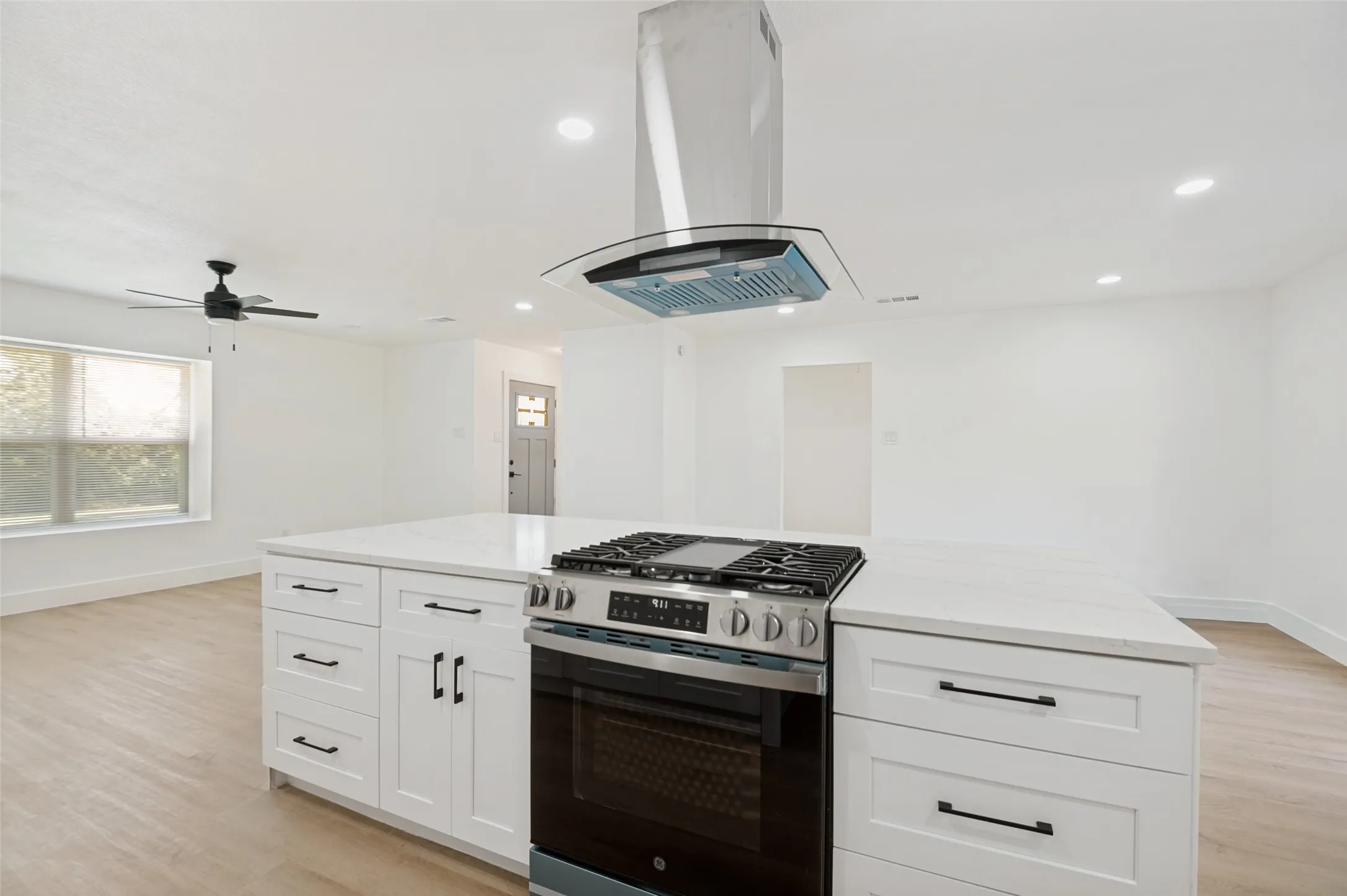 Single Family Residence For Sale in Dallas County , 2406 Magna Vista Drive, Dallas, Texas 75216, 3 Bedrooms, 3 Bathrooms, 2 Garage spaces, 1,325 Sqft, built in 1958, Price $287,500, mls#21279149, Real Estate Agent in Dallas, Homes For Sale in Dallas county, Homes For Sale in Dallas, Realtor in Dallas Texas, Real Estate Brokerage Independent Realty Texas, Luminita Cordes Realtor