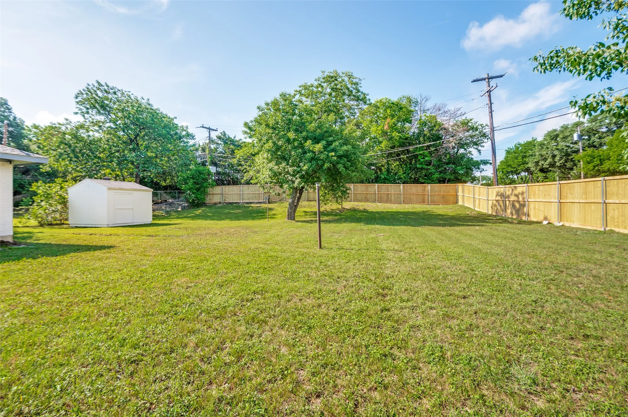 Single Family Residence For Sale in Dallas County , 2406 Magna Vista Drive, Dallas, Texas 75216, 3 Bedrooms, 3 Bathrooms, 2 Garage spaces, 1,325 Sqft, built in 1958, Price $287,500, mls#21279149, Real Estate Agent in Dallas, Homes For Sale in Dallas county, Homes For Sale in Dallas, Realtor in Dallas Texas, Real Estate Brokerage Independent Realty Texas, Luminita Cordes Realtor