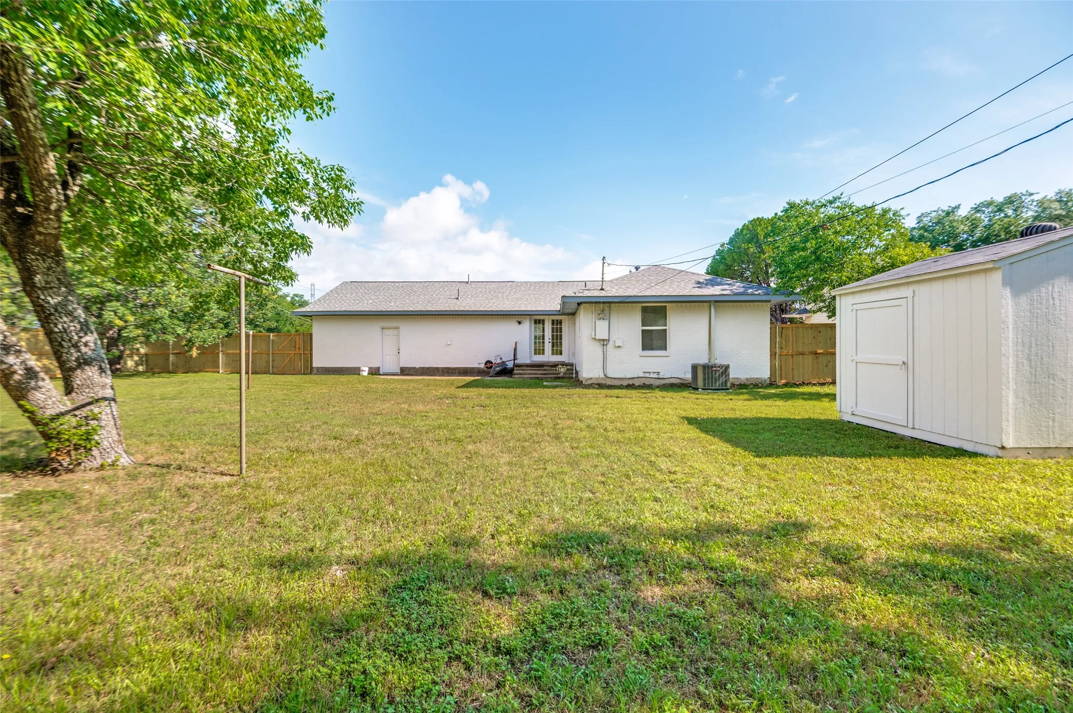Single Family Residence For Sale in Dallas County , 2406 Magna Vista Drive, Dallas, Texas 75216, 3 Bedrooms, 3 Bathrooms, 2 Garage spaces, 1,325 Sqft, built in 1958, Price $287,500, mls#21279149, Real Estate Agent in Dallas, Homes For Sale in Dallas county, Homes For Sale in Dallas, Realtor in Dallas Texas, Real Estate Brokerage Independent Realty Texas, Luminita Cordes Realtor