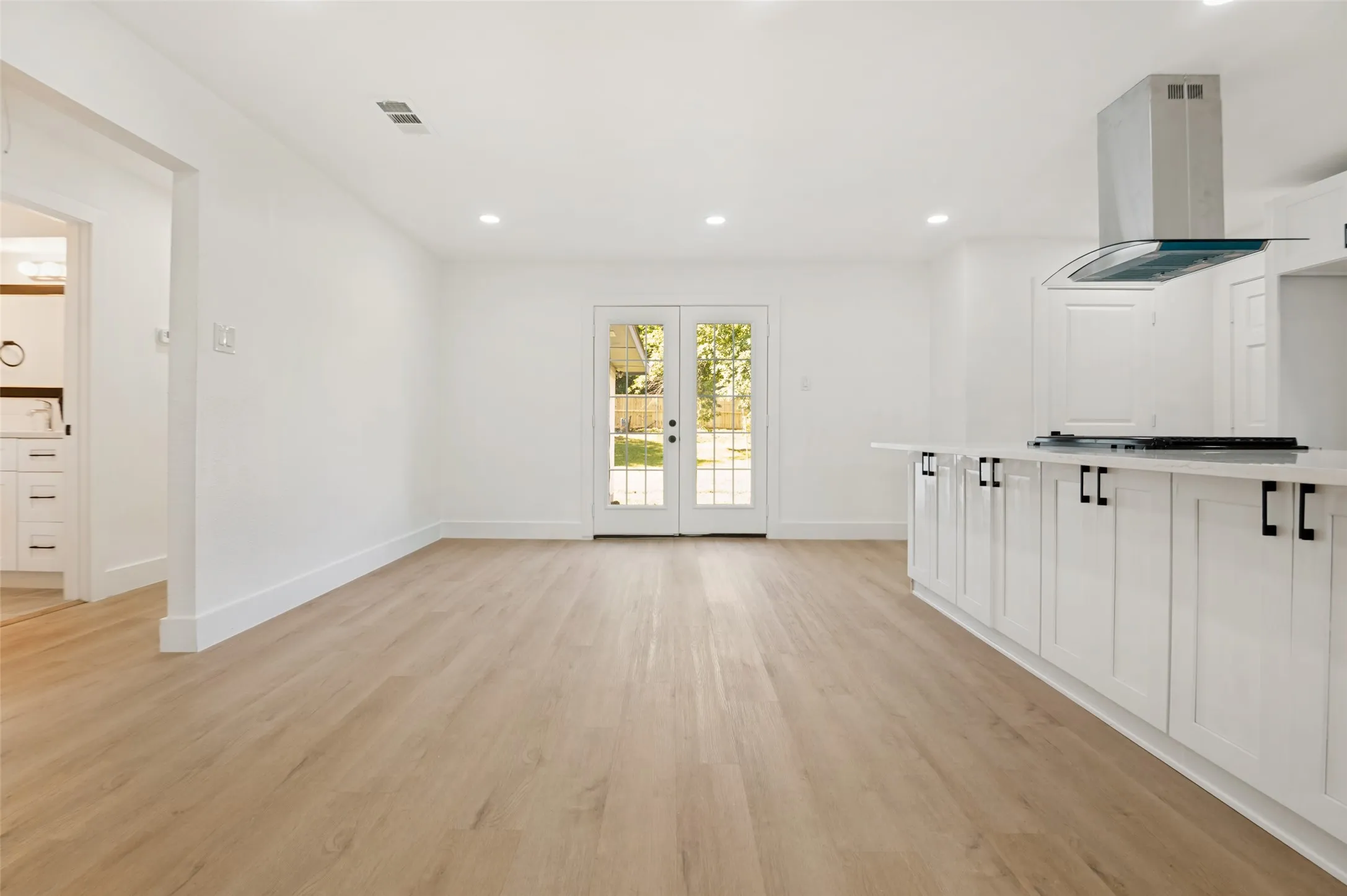 Single Family Residence For Sale in Dallas County , 2406 Magna Vista Drive, Dallas, Texas 75216, 3 Bedrooms, 3 Bathrooms, 2 Garage spaces, 1,325 Sqft, built in 1958, Price $287,500, mls#21279149, Real Estate Agent in Dallas, Homes For Sale in Dallas county, Homes For Sale in Dallas, Realtor in Dallas Texas, Real Estate Brokerage Independent Realty Texas, Luminita Cordes Realtor