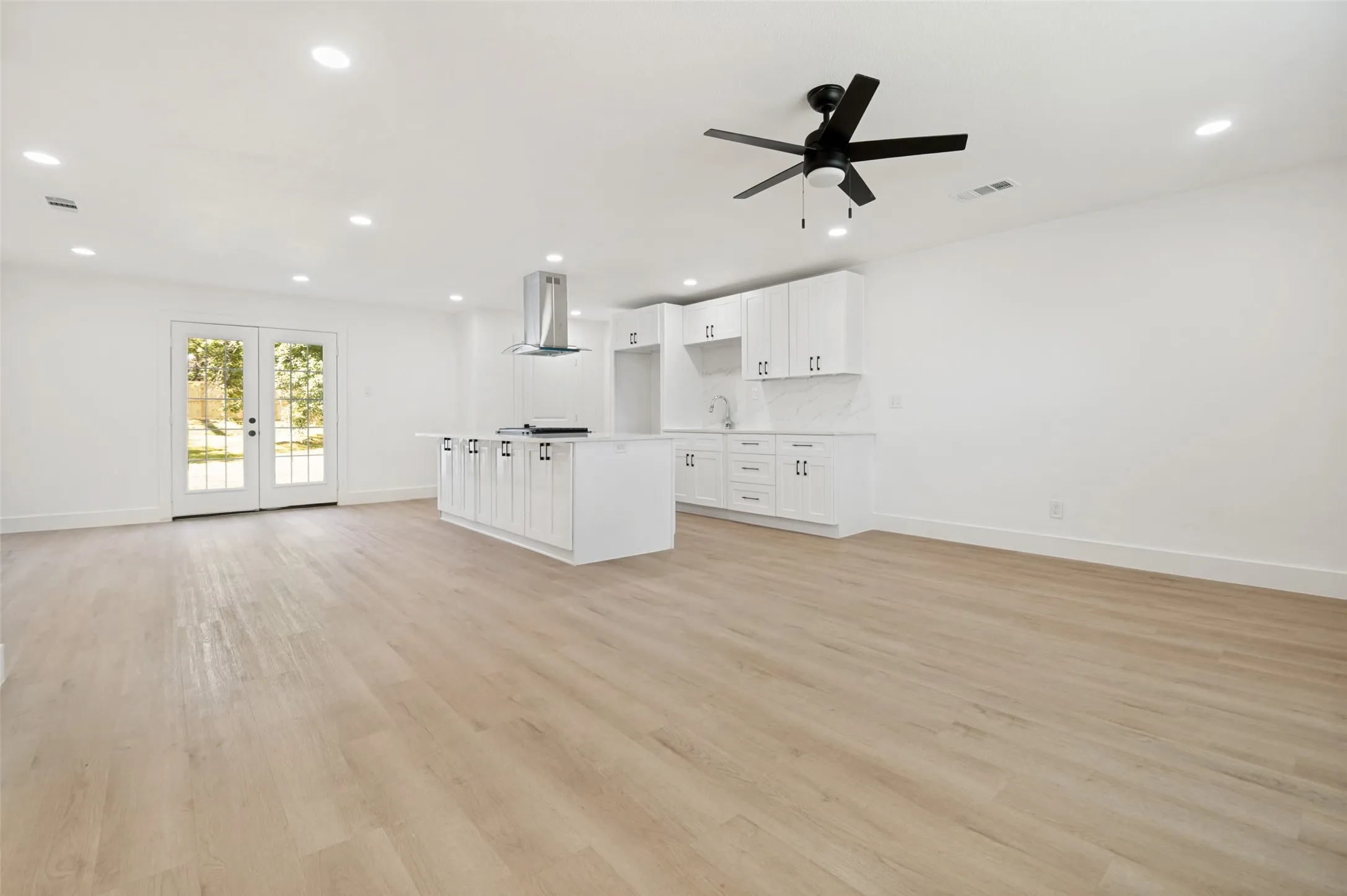 Single Family Residence For Sale in Dallas County , 2406 Magna Vista Drive, Dallas, Texas 75216, 3 Bedrooms, 3 Bathrooms, 2 Garage spaces, 1,325 Sqft, built in 1958, Price $287,500, mls#21279149, Real Estate Agent in Dallas, Homes For Sale in Dallas county, Homes For Sale in Dallas, Realtor in Dallas Texas, Real Estate Brokerage Independent Realty Texas, Luminita Cordes Realtor