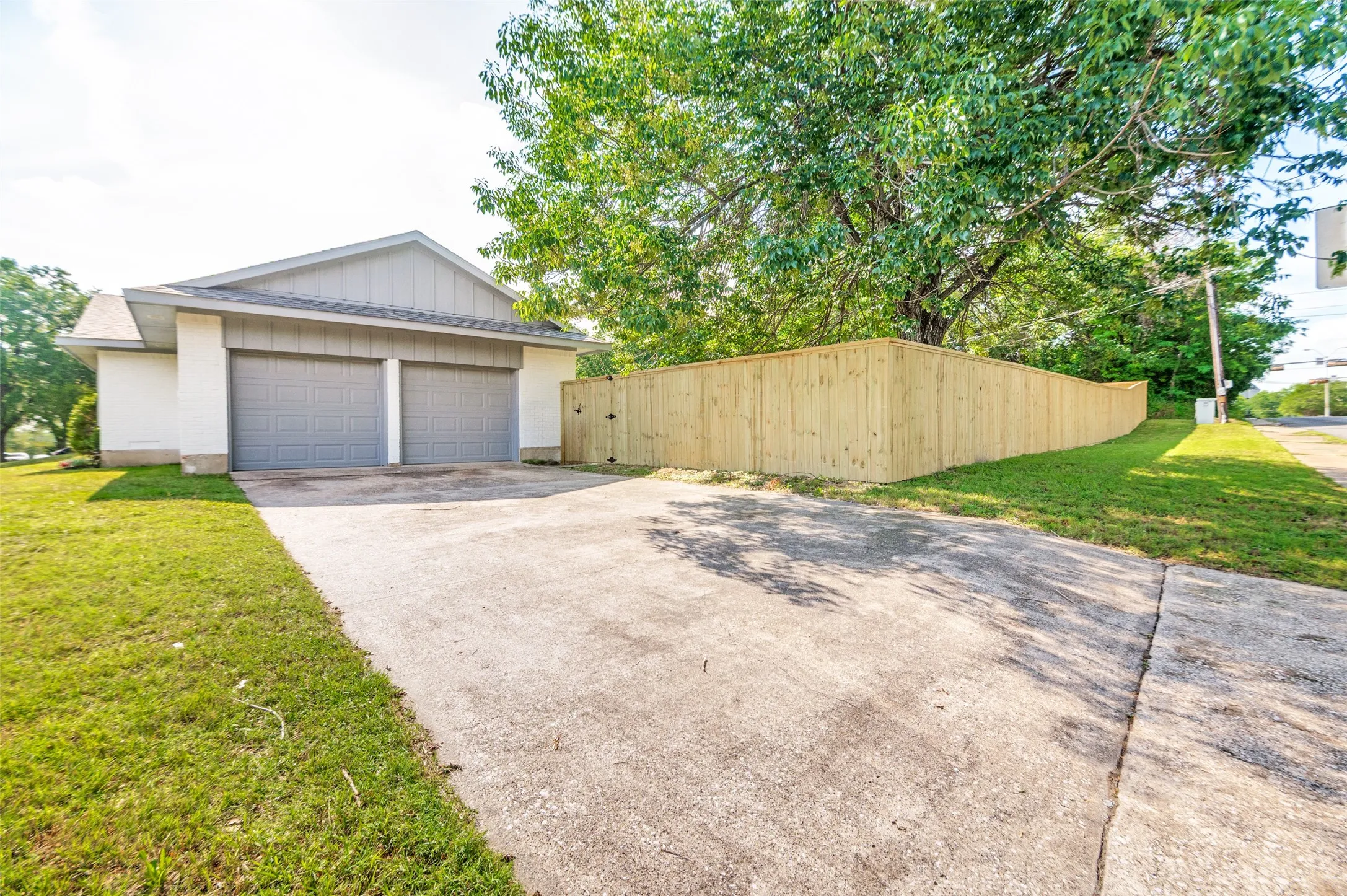 Single Family Residence For Sale in Dallas County , 2406 Magna Vista Drive, Dallas, Texas 75216, 3 Bedrooms, 3 Bathrooms, 2 Garage spaces, 1,325 Sqft, built in 1958, Price $287,500, mls#21279149, Real Estate Agent in Dallas, Homes For Sale in Dallas county, Homes For Sale in Dallas, Realtor in Dallas Texas, Real Estate Brokerage Independent Realty Texas, Luminita Cordes Realtor