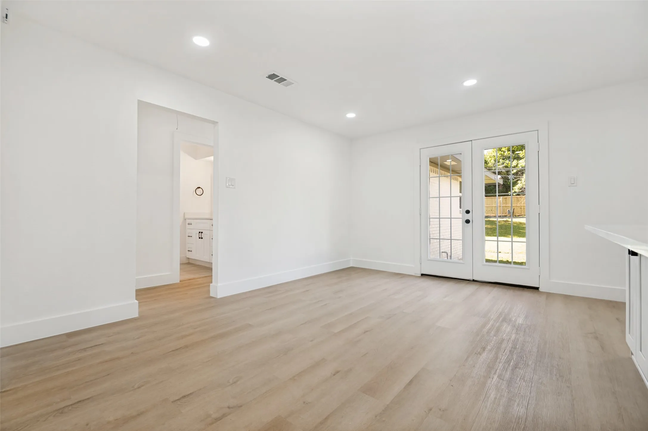 Single Family Residence For Sale in Dallas County , 2406 Magna Vista Drive, Dallas, Texas 75216, 3 Bedrooms, 3 Bathrooms, 2 Garage spaces, 1,325 Sqft, built in 1958, Price $287,500, mls#21279149, Real Estate Agent in Dallas, Homes For Sale in Dallas county, Homes For Sale in Dallas, Realtor in Dallas Texas, Real Estate Brokerage Independent Realty Texas, Luminita Cordes Realtor