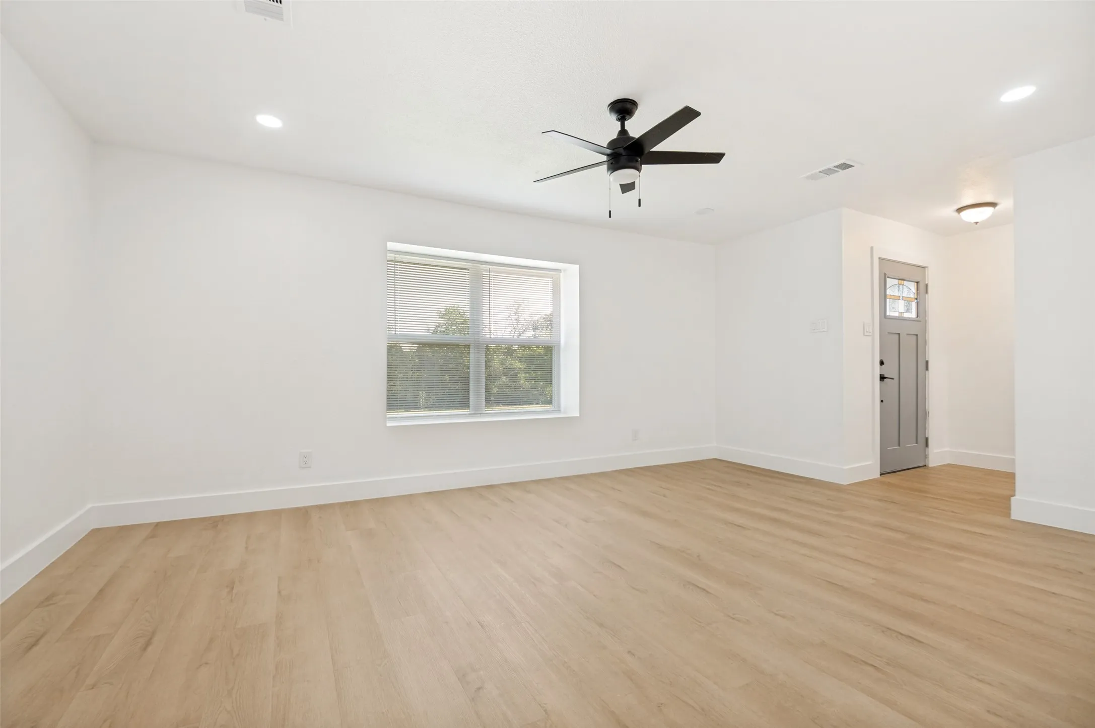Single Family Residence For Sale in Dallas County , 2406 Magna Vista Drive, Dallas, Texas 75216, 3 Bedrooms, 3 Bathrooms, 2 Garage spaces, 1,325 Sqft, built in 1958, Price $287,500, mls#21279149, Real Estate Agent in Dallas, Homes For Sale in Dallas county, Homes For Sale in Dallas, Realtor in Dallas Texas, Real Estate Brokerage Independent Realty Texas, Luminita Cordes Realtor