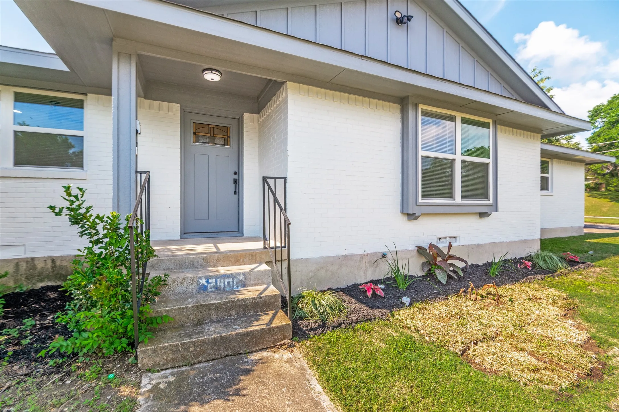 Single Family Residence For Sale in Dallas County , 2406 Magna Vista Drive, Dallas, Texas 75216, 3 Bedrooms, 3 Bathrooms, 2 Garage spaces, 1,325 Sqft, built in 1958, Price $287,500, mls#21279149, Real Estate Agent in Dallas, Homes For Sale in Dallas county, Homes For Sale in Dallas, Realtor in Dallas Texas, Real Estate Brokerage Independent Realty Texas, Luminita Cordes Realtor