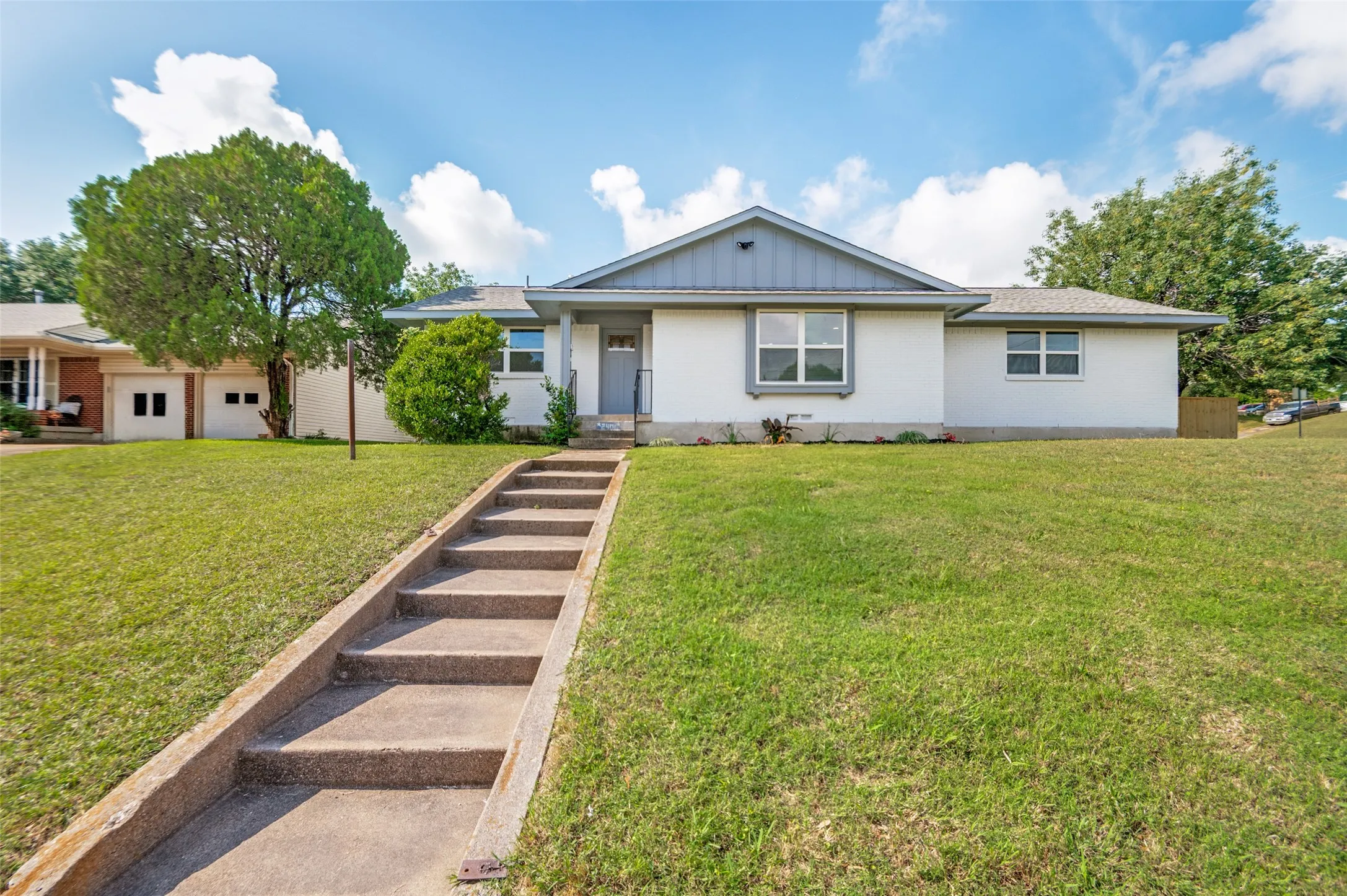 Single Family Residence For Sale in Dallas County , 2406 Magna Vista Drive, Dallas, Texas 75216, 3 Bedrooms, 3 Bathrooms, 2 Garage spaces, 1,325 Sqft, built in 1958, Price $287,500, mls#21279149, Real Estate Agent in Dallas, Homes For Sale in Dallas county, Homes For Sale in Dallas, Realtor in Dallas Texas, Real Estate Brokerage Independent Realty Texas, Luminita Cordes Realtor