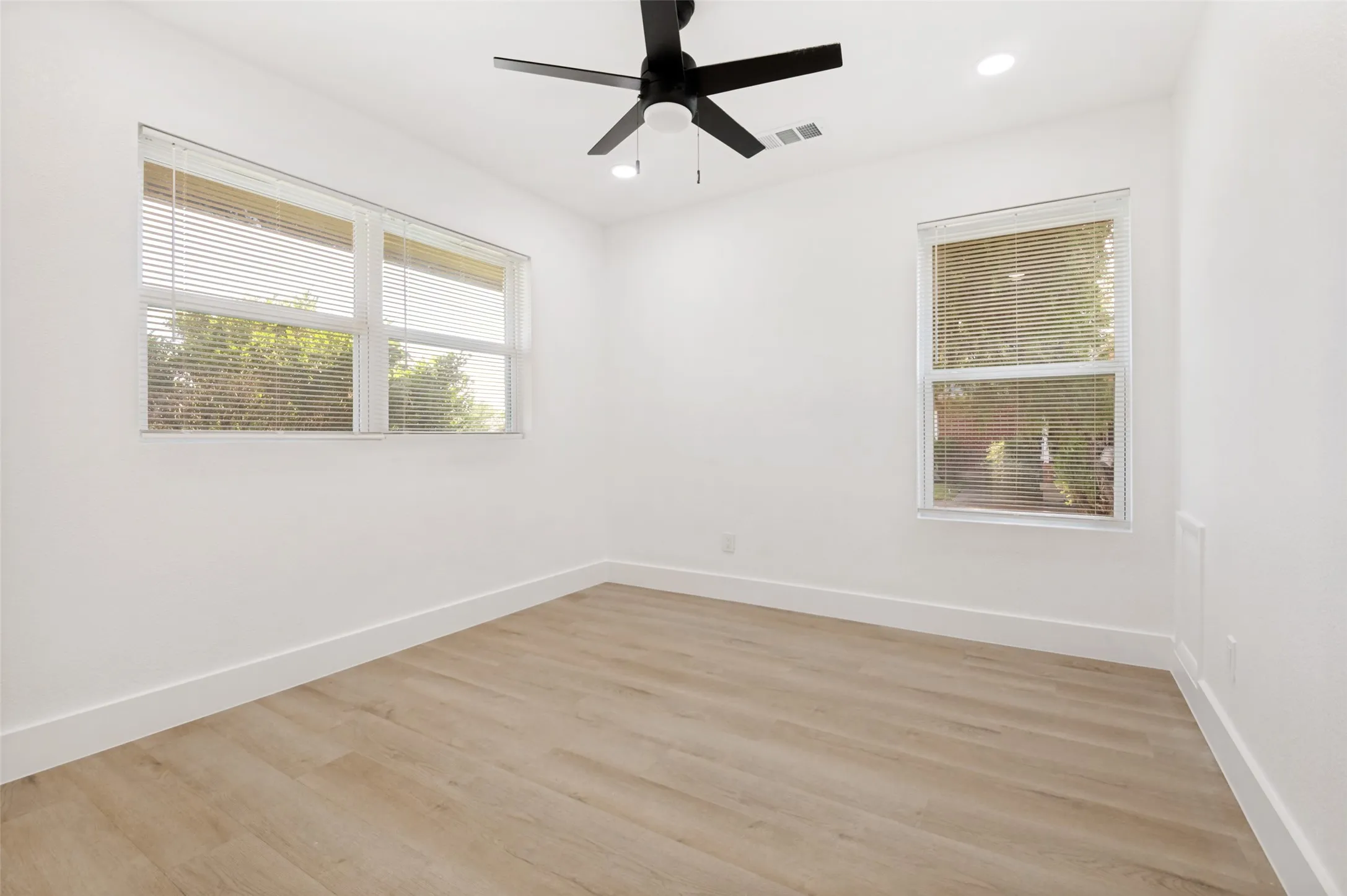 Single Family Residence For Sale in Dallas County , 2406 Magna Vista Drive, Dallas, Texas 75216, 3 Bedrooms, 3 Bathrooms, 2 Garage spaces, 1,325 Sqft, built in 1958, Price $287,500, mls#21279149, Real Estate Agent in Dallas, Homes For Sale in Dallas county, Homes For Sale in Dallas, Realtor in Dallas Texas, Real Estate Brokerage Independent Realty Texas, Luminita Cordes Realtor