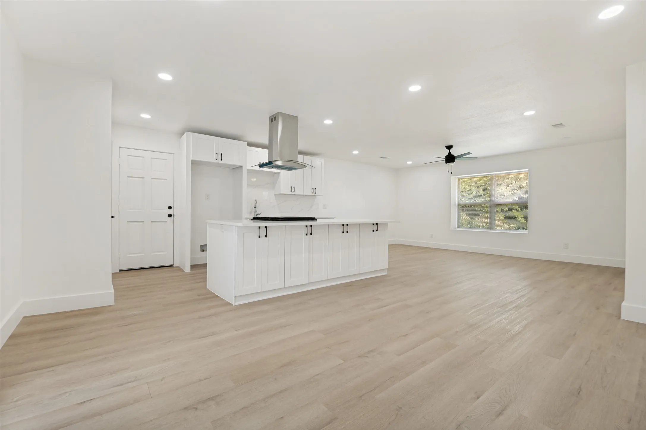 Single Family Residence For Sale in Dallas County , 2406 Magna Vista Drive, Dallas, Texas 75216, 3 Bedrooms, 3 Bathrooms, 2 Garage spaces, 1,325 Sqft, built in 1958, Price $287,500, mls#21279149, Real Estate Agent in Dallas, Homes For Sale in Dallas county, Homes For Sale in Dallas, Realtor in Dallas Texas, Real Estate Brokerage Independent Realty Texas, Luminita Cordes Realtor
