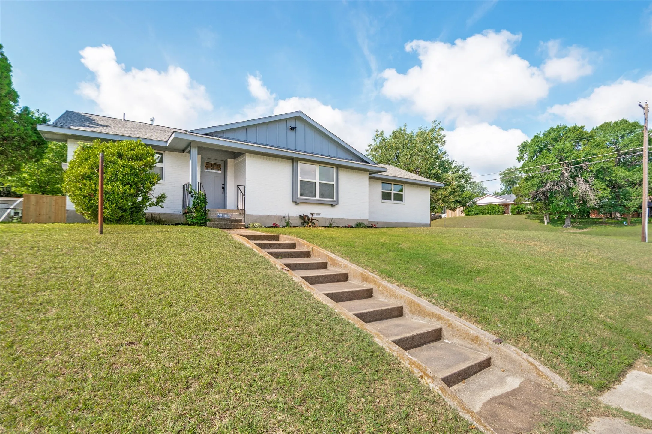 Single Family Residence For Sale in Dallas County , 2406 Magna Vista Drive, Dallas, Texas 75216, 3 Bedrooms, 3 Bathrooms, 2 Garage spaces, 1,325 Sqft, built in 1958, Price $287,500, mls#21279149, Real Estate Agent in Dallas, Homes For Sale in Dallas county, Homes For Sale in Dallas, Realtor in Dallas Texas, Real Estate Brokerage Independent Realty Texas, Luminita Cordes Realtor
