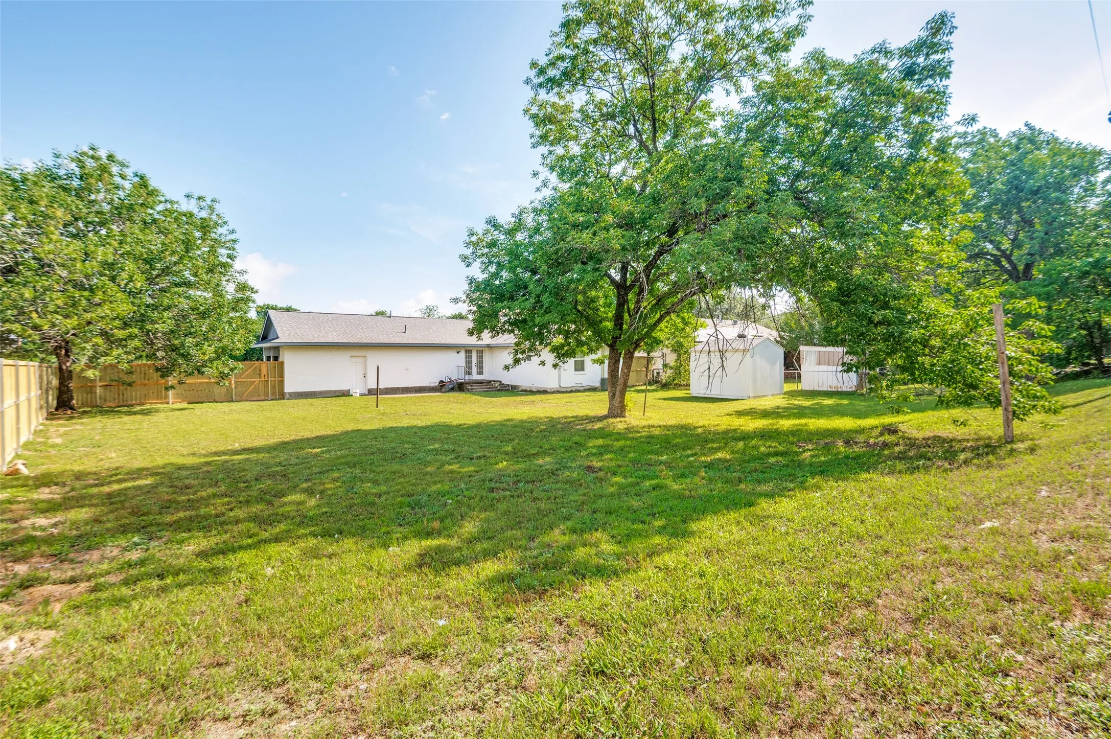 Single Family Residence For Sale in Dallas County , 2406 Magna Vista Drive, Dallas, Texas 75216, 3 Bedrooms, 3 Bathrooms, 2 Garage spaces, 1,325 Sqft, built in 1958, Price $287,500, mls#21279149, Real Estate Agent in Dallas, Homes For Sale in Dallas county, Homes For Sale in Dallas, Realtor in Dallas Texas, Real Estate Brokerage Independent Realty Texas, Luminita Cordes Realtor