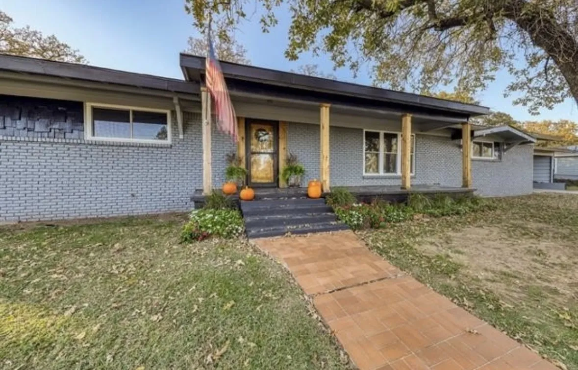 Single Family Residence For Rent in Palo Pinto County , 1201 NW 6th Avenue, Mineral Wells, Texas 76067, 4 Bedrooms, 3 Bathrooms, Garage spaces, 2,991 Sqft, built in 1961, Price $3,700, mls#21279151, Real Estate Agent in Mineral Wells, Homes For Rent in Palo Pinto county, Homes For Rent in Mineral Wells, Realtor in Mineral Wells Texas, Real Estate Brokerage Independent Realty Texas, Luminita Cordes Realtor