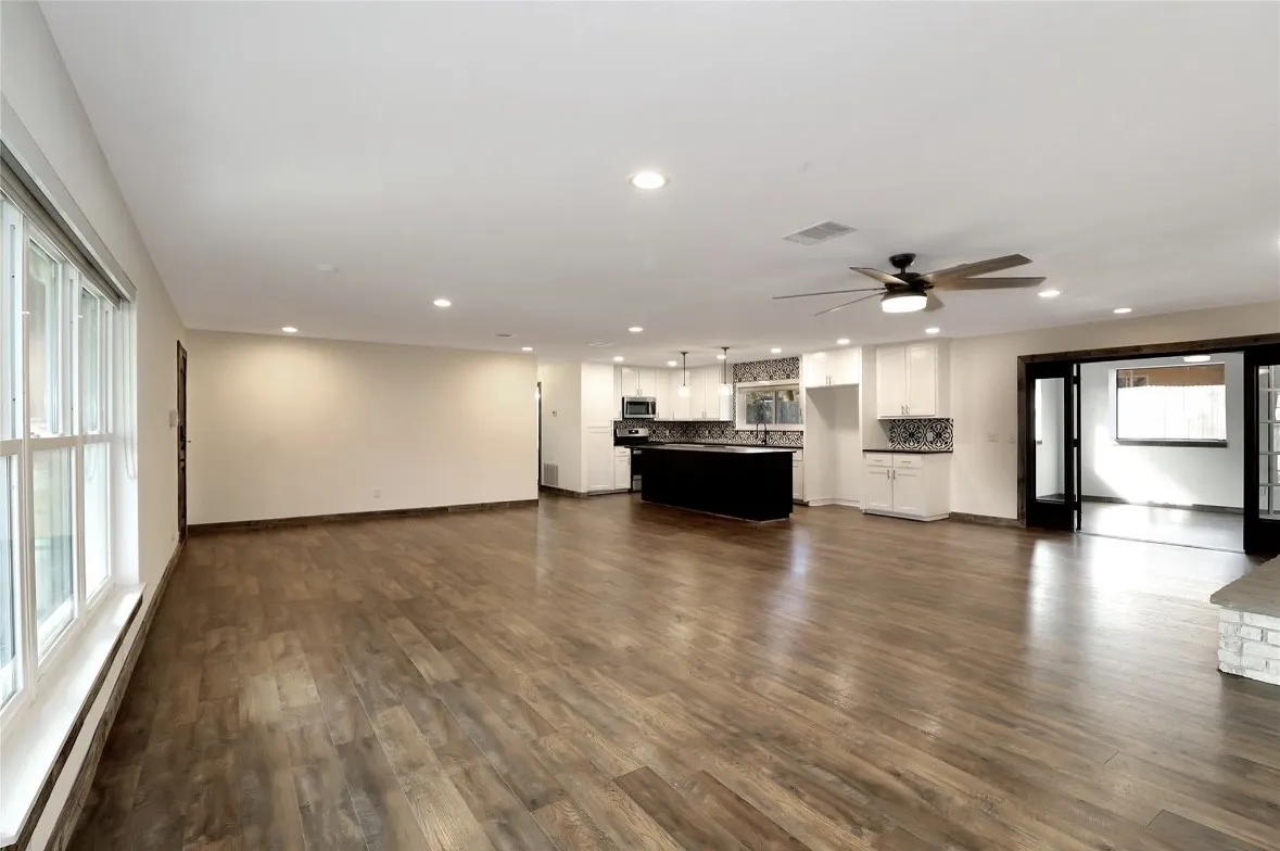Single Family Residence For Rent in Palo Pinto County , 1201 NW 6th Avenue, Mineral Wells, Texas 76067, 4 Bedrooms, 3 Bathrooms, Garage spaces, 2,991 Sqft, built in 1961, Price $3,700, mls#21279151, Real Estate Agent in Mineral Wells, Homes For Rent in Palo Pinto county, Homes For Rent in Mineral Wells, Realtor in Mineral Wells Texas, Real Estate Brokerage Independent Realty Texas, Luminita Cordes Realtor