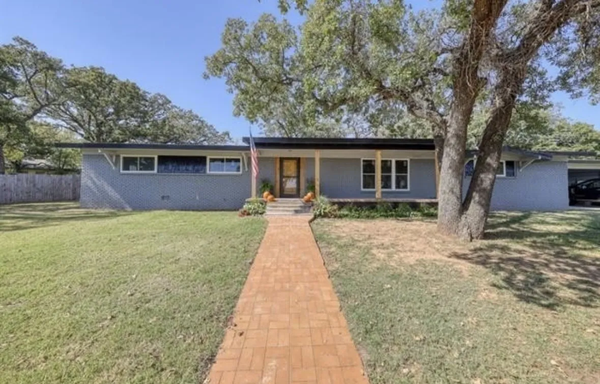 Single Family Residence For Rent in Palo Pinto County , 1201 NW 6th Avenue, Mineral Wells, Texas 76067, 4 Bedrooms, 3 Bathrooms, Garage spaces, 2,991 Sqft, built in 1961, Price $3,700, mls#21279151, Real Estate Agent in Mineral Wells, Homes For Rent in Palo Pinto county, Homes For Rent in Mineral Wells, Realtor in Mineral Wells Texas, Real Estate Brokerage Independent Realty Texas, Luminita Cordes Realtor