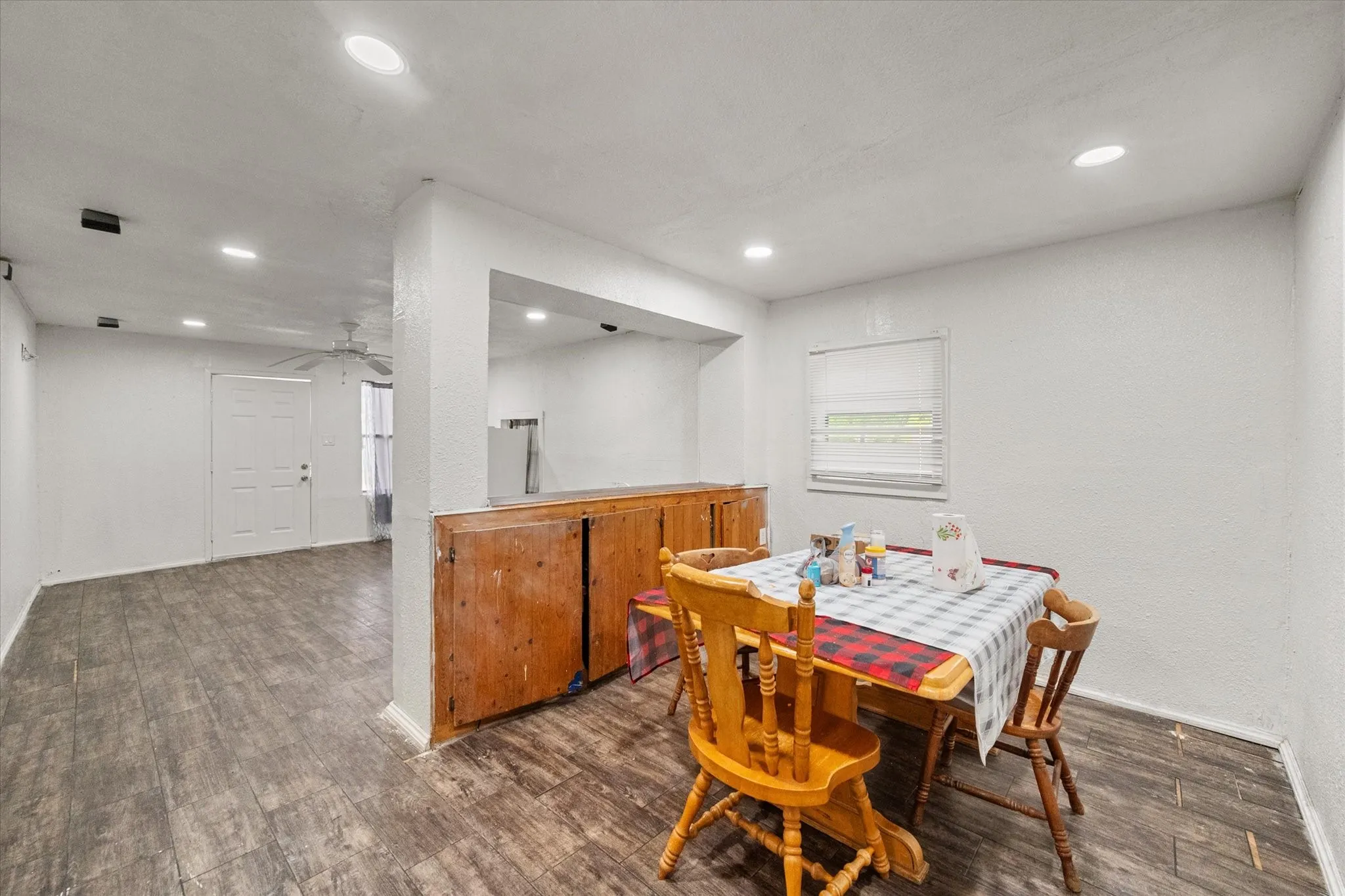 Single Family Residence For Sale in Navarro County , 2118 W 12th Avenue, Corsicana, Texas 75110, 2 Bedroom, 1 Bathroom, Garage spaces, 936 Sqft, built in 1991, mls#21277663, Real Estate Agent in Corsicana, Homes For Sale in Navarro county, Homes For Sale in Corsicana, Realtor in Corsicana Texas, Real Estate Brokerage Independent Realty Texas, Luminita Cordes Realtor