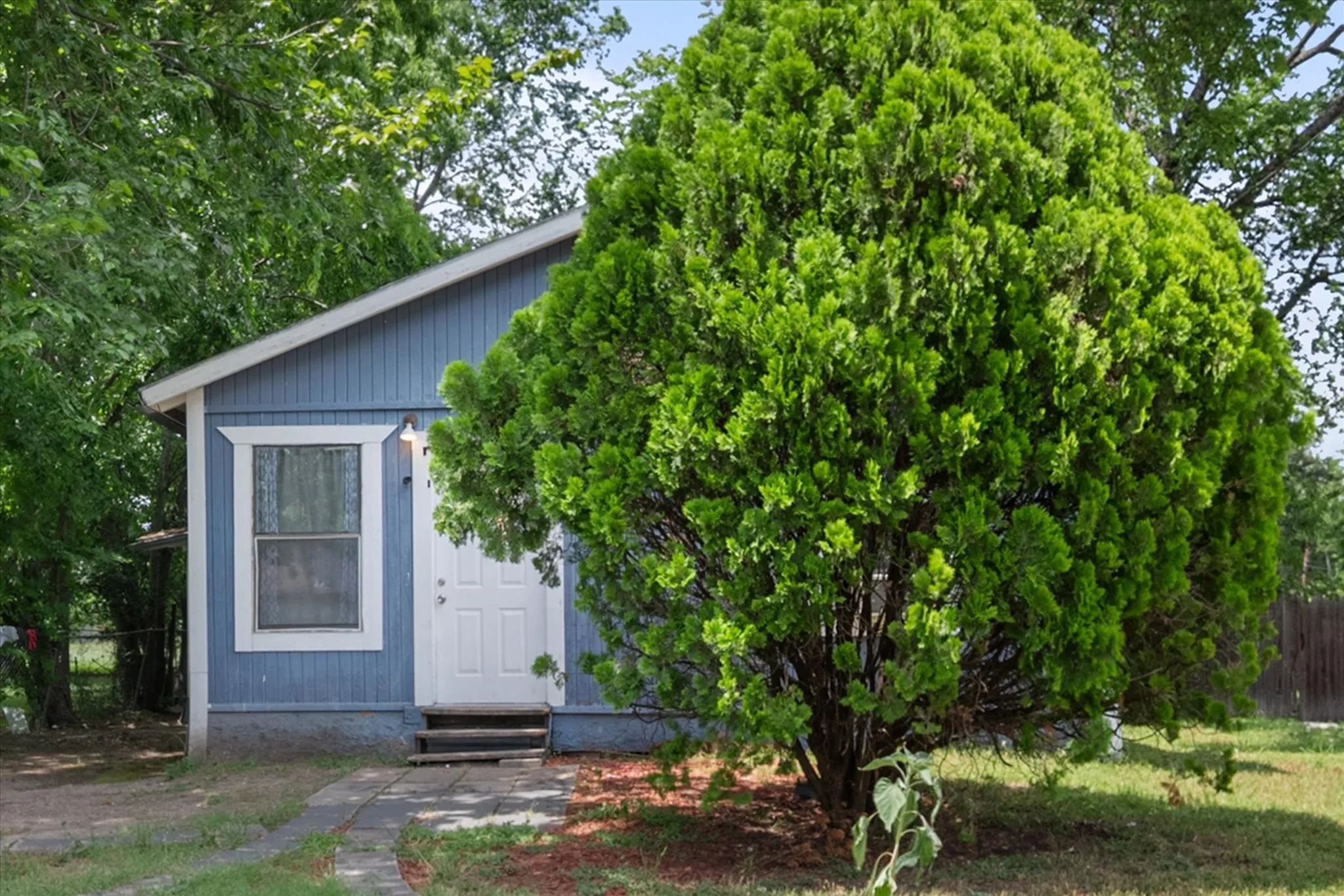 Single Family Residence For Sale in Navarro County , 2118 W 12th Avenue, Corsicana, Texas 75110, 2 Bedroom, 1 Bathroom, Garage spaces, 936 Sqft, built in 1991, mls#21277663, Real Estate Agent in Corsicana, Homes For Sale in Navarro county, Homes For Sale in Corsicana, Realtor in Corsicana Texas, Real Estate Brokerage Independent Realty Texas, Luminita Cordes Realtor