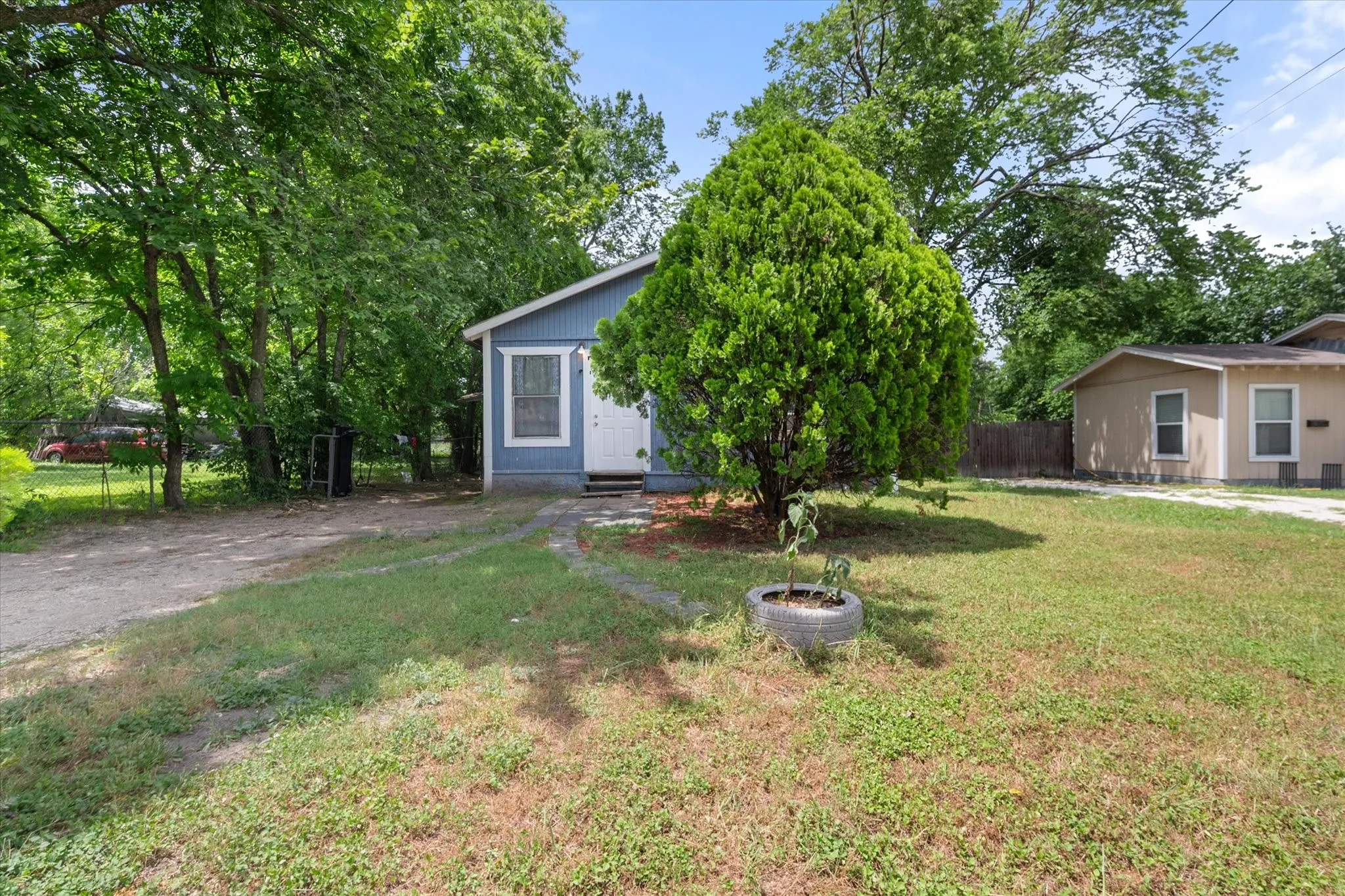 Single Family Residence For Sale in Navarro County , 2118 W 12th Avenue, Corsicana, Texas 75110, 2 Bedroom, 1 Bathroom, Garage spaces, 936 Sqft, built in 1991, mls#21277663, Real Estate Agent in Corsicana, Homes For Sale in Navarro county, Homes For Sale in Corsicana, Realtor in Corsicana Texas, Real Estate Brokerage Independent Realty Texas, Luminita Cordes Realtor