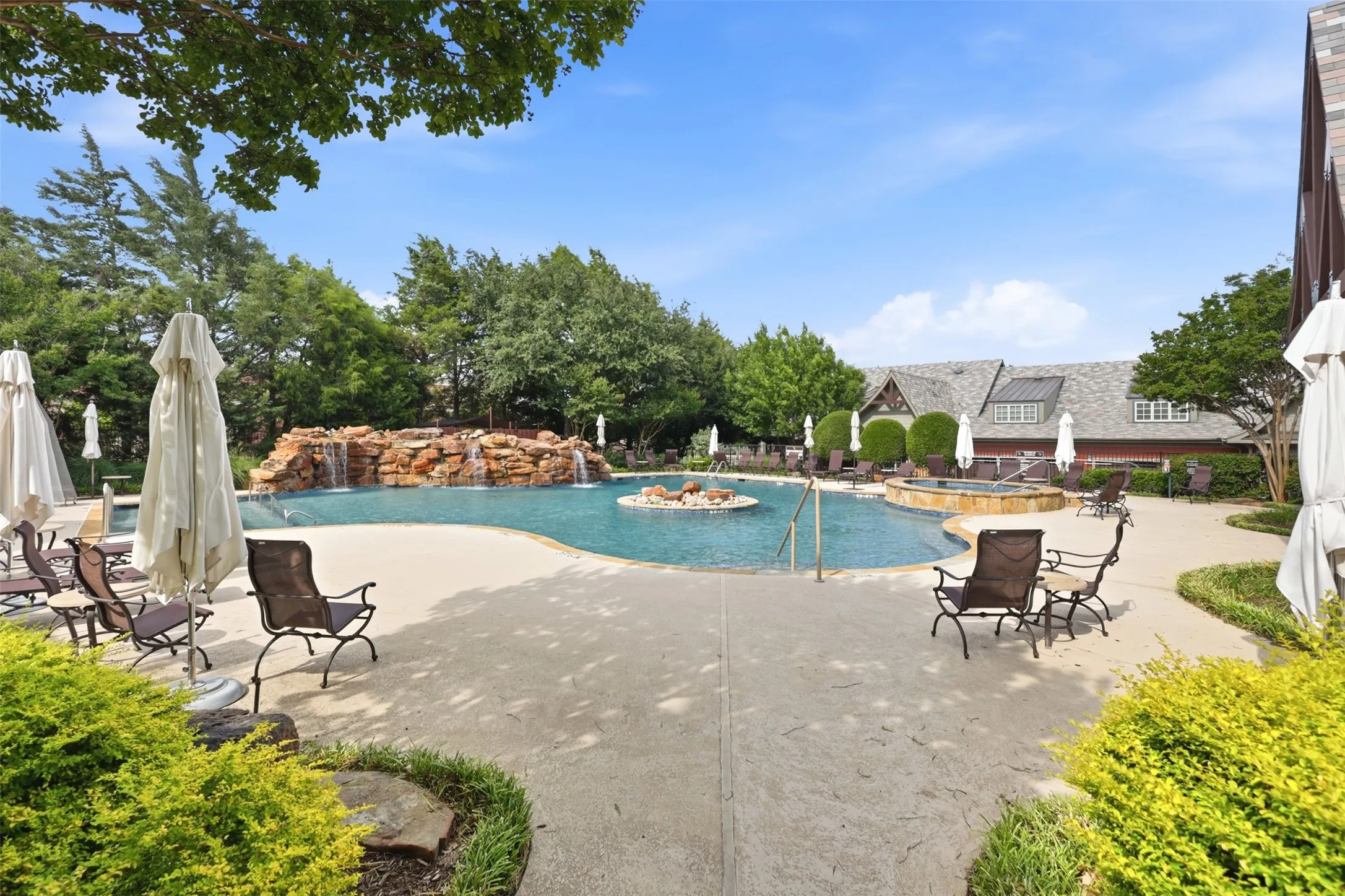 Single Family Residence For Sale in Collin County , 8601 Gracewood Drive, Mc Kinney, Texas 75070, 2 Bedroom, 2 Bathroom, 2 Garage spaces, 1,800 Sqft, built in 2012, mls#21274647, Real Estate Agent in Mc Kinney, Homes For Sale in Collin county, Homes For Sale in Mc Kinney, Realtor in Mc Kinney Texas, Real Estate Brokerage Independent Realty Texas, Luminita Cordes Realtor