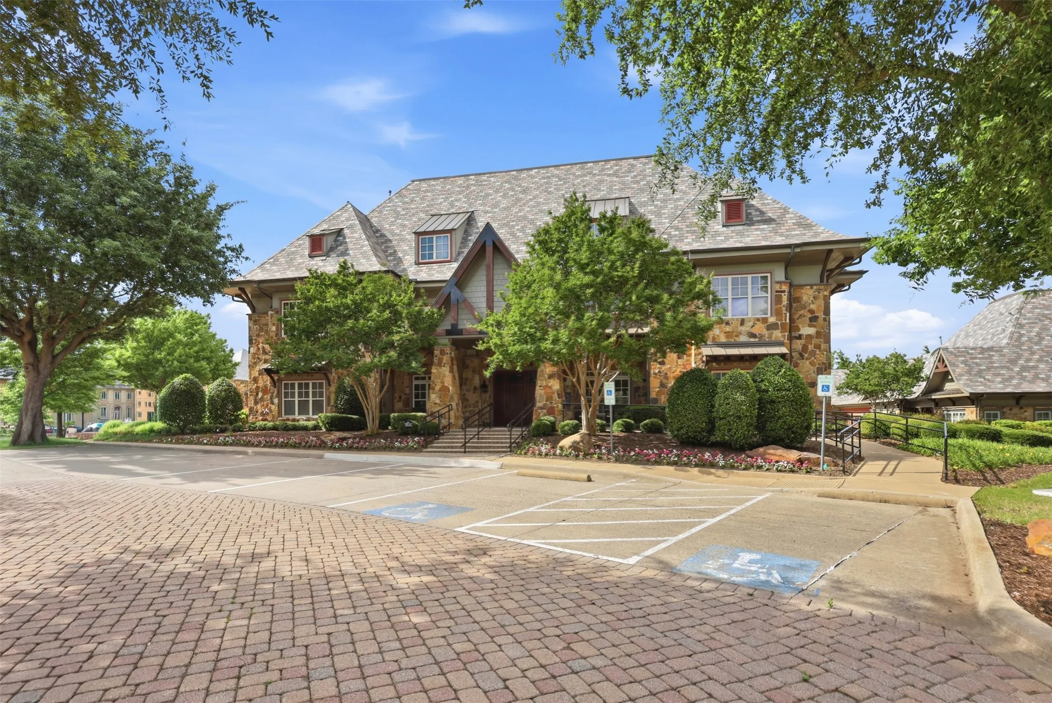 Single Family Residence For Sale in Collin County , 8601 Gracewood Drive, Mc Kinney, Texas 75070, 2 Bedroom, 2 Bathroom, 2 Garage spaces, 1,800 Sqft, built in 2012, mls#21274647, Real Estate Agent in Mc Kinney, Homes For Sale in Collin county, Homes For Sale in Mc Kinney, Realtor in Mc Kinney Texas, Real Estate Brokerage Independent Realty Texas, Luminita Cordes Realtor