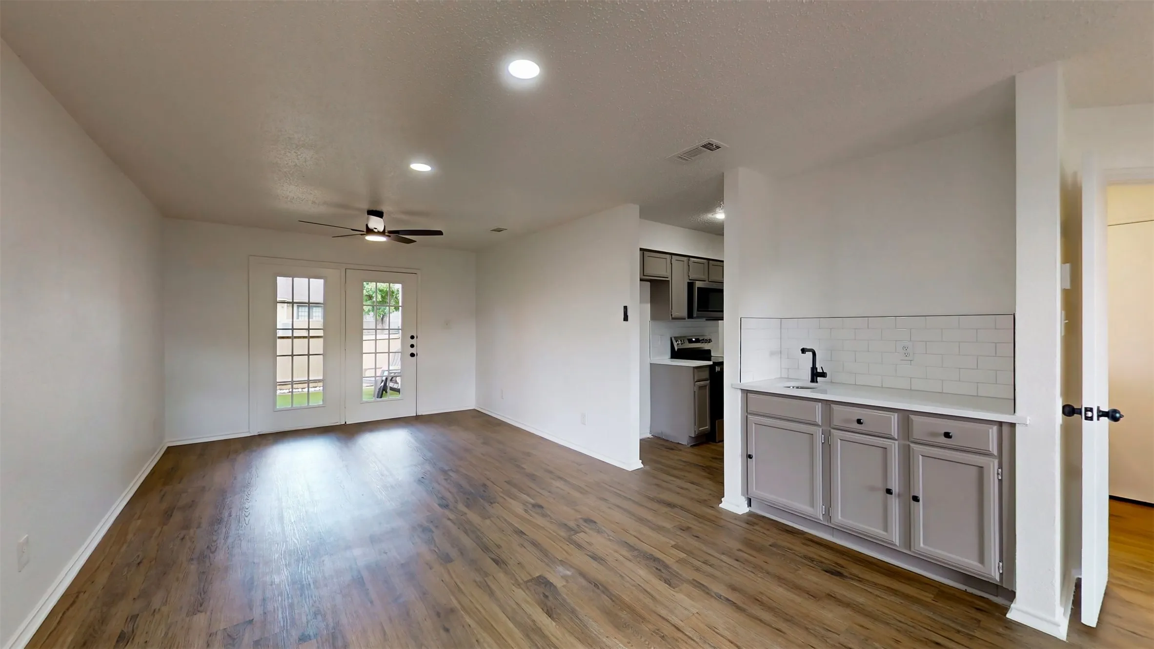 Townhouse For Sale in Dallas County , 714 Bel Aire Crest, Irving, Texas 75061, 2 Bedroom, 2 Bathroom, 1 Garage spaces, 1,064 Sqft, built in 1985, mls#21277695, Real Estate Agent in Irving, Homes For Sale in Dallas county, Homes For Sale in Irving, Realtor in Irving Texas, Real Estate Brokerage Independent Realty Texas, Luminita Cordes Realtor