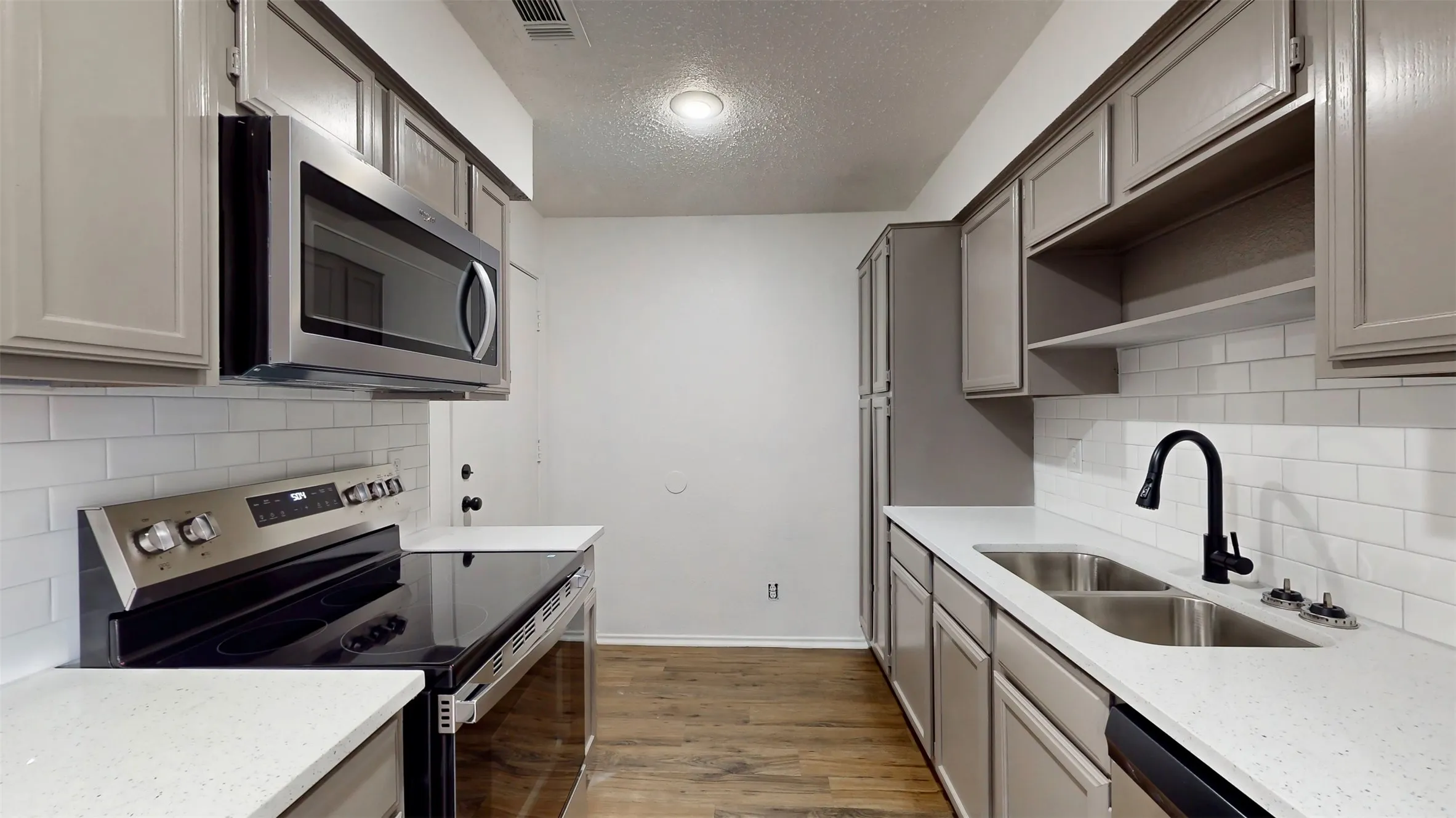 Townhouse For Sale in Dallas County , 714 Bel Aire Crest, Irving, Texas 75061, 2 Bedroom, 2 Bathroom, 1 Garage spaces, 1,064 Sqft, built in 1985, mls#21277695, Real Estate Agent in Irving, Homes For Sale in Dallas county, Homes For Sale in Irving, Realtor in Irving Texas, Real Estate Brokerage Independent Realty Texas, Luminita Cordes Realtor