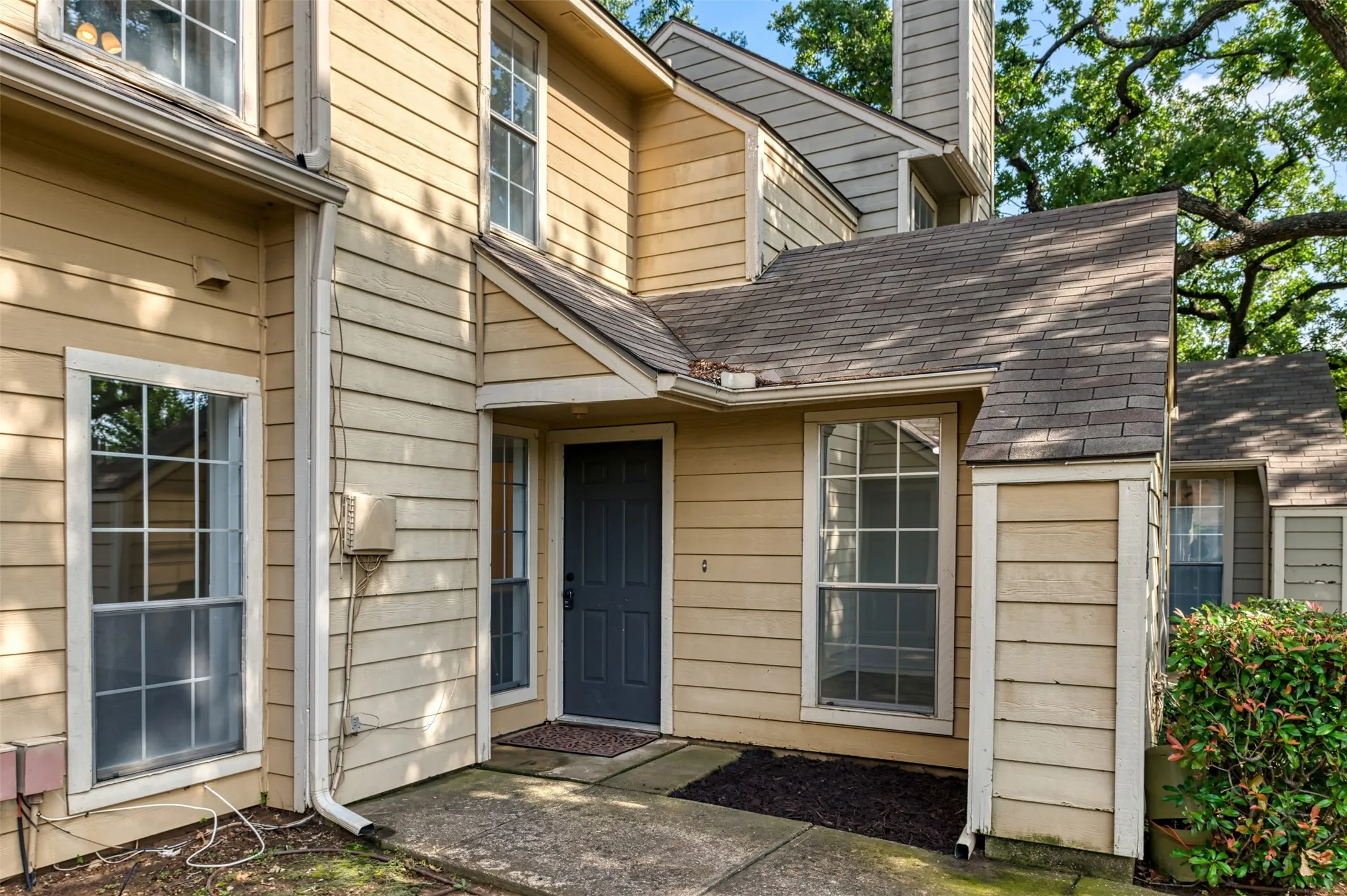 Townhouse For Sale in Dallas County , 714 Bel Aire Crest, Irving, Texas 75061, 2 Bedroom, 2 Bathroom, 1 Garage spaces, 1,064 Sqft, built in 1985, mls#21277695, Real Estate Agent in Irving, Homes For Sale in Dallas county, Homes For Sale in Irving, Realtor in Irving Texas, Real Estate Brokerage Independent Realty Texas, Luminita Cordes Realtor