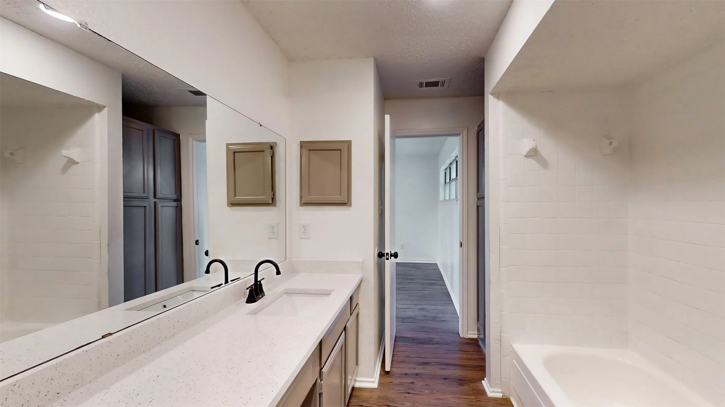 Townhouse For Sale in Dallas County , 714 Bel Aire Crest, Irving, Texas 75061, 2 Bedroom, 2 Bathroom, 1 Garage spaces, 1,064 Sqft, built in 1985, mls#21277695, Real Estate Agent in Irving, Homes For Sale in Dallas county, Homes For Sale in Irving, Realtor in Irving Texas, Real Estate Brokerage Independent Realty Texas, Luminita Cordes Realtor