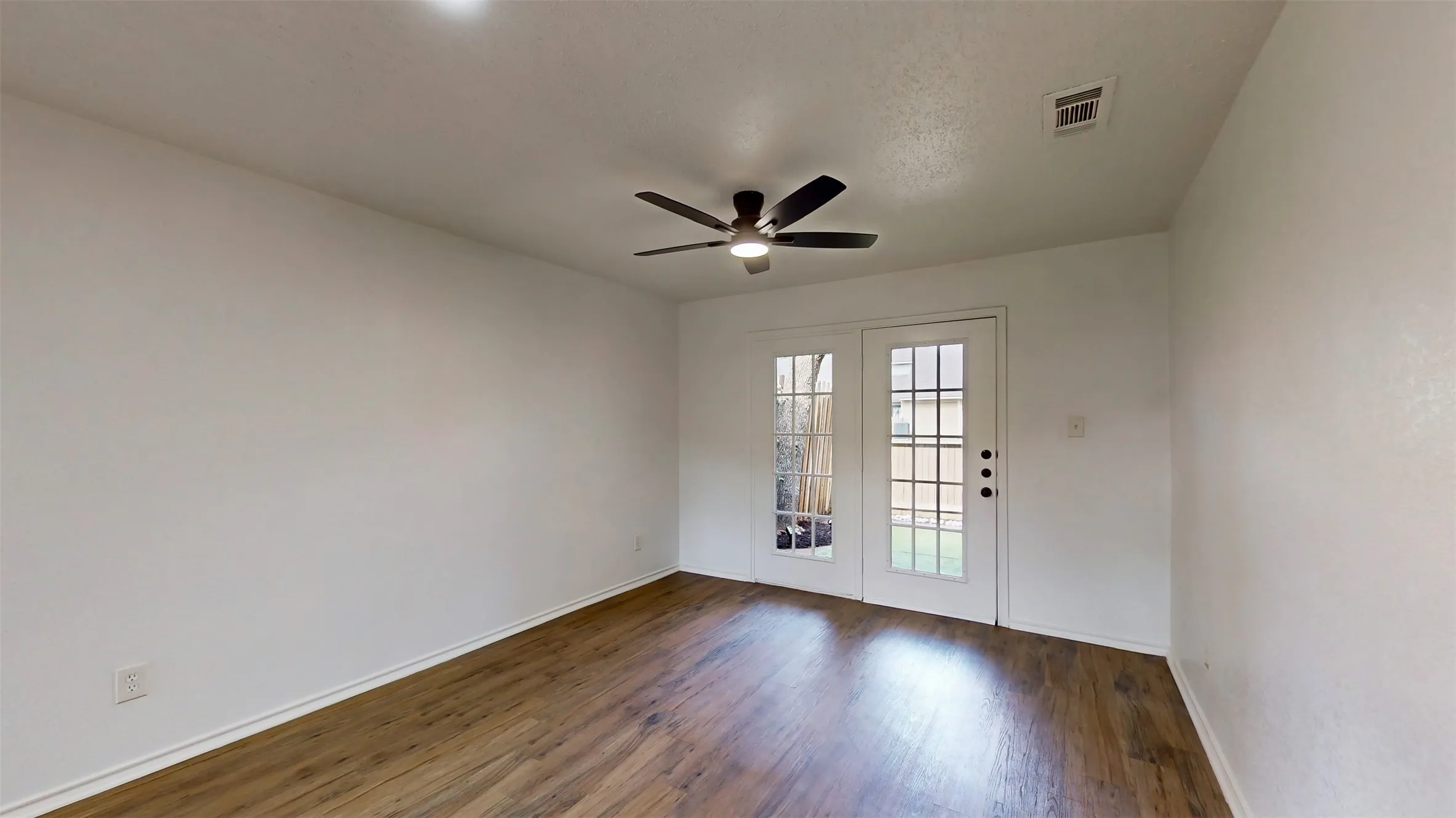 Townhouse For Sale in Dallas County , 714 Bel Aire Crest, Irving, Texas 75061, 2 Bedroom, 2 Bathroom, 1 Garage spaces, 1,064 Sqft, built in 1985, mls#21277695, Real Estate Agent in Irving, Homes For Sale in Dallas county, Homes For Sale in Irving, Realtor in Irving Texas, Real Estate Brokerage Independent Realty Texas, Luminita Cordes Realtor