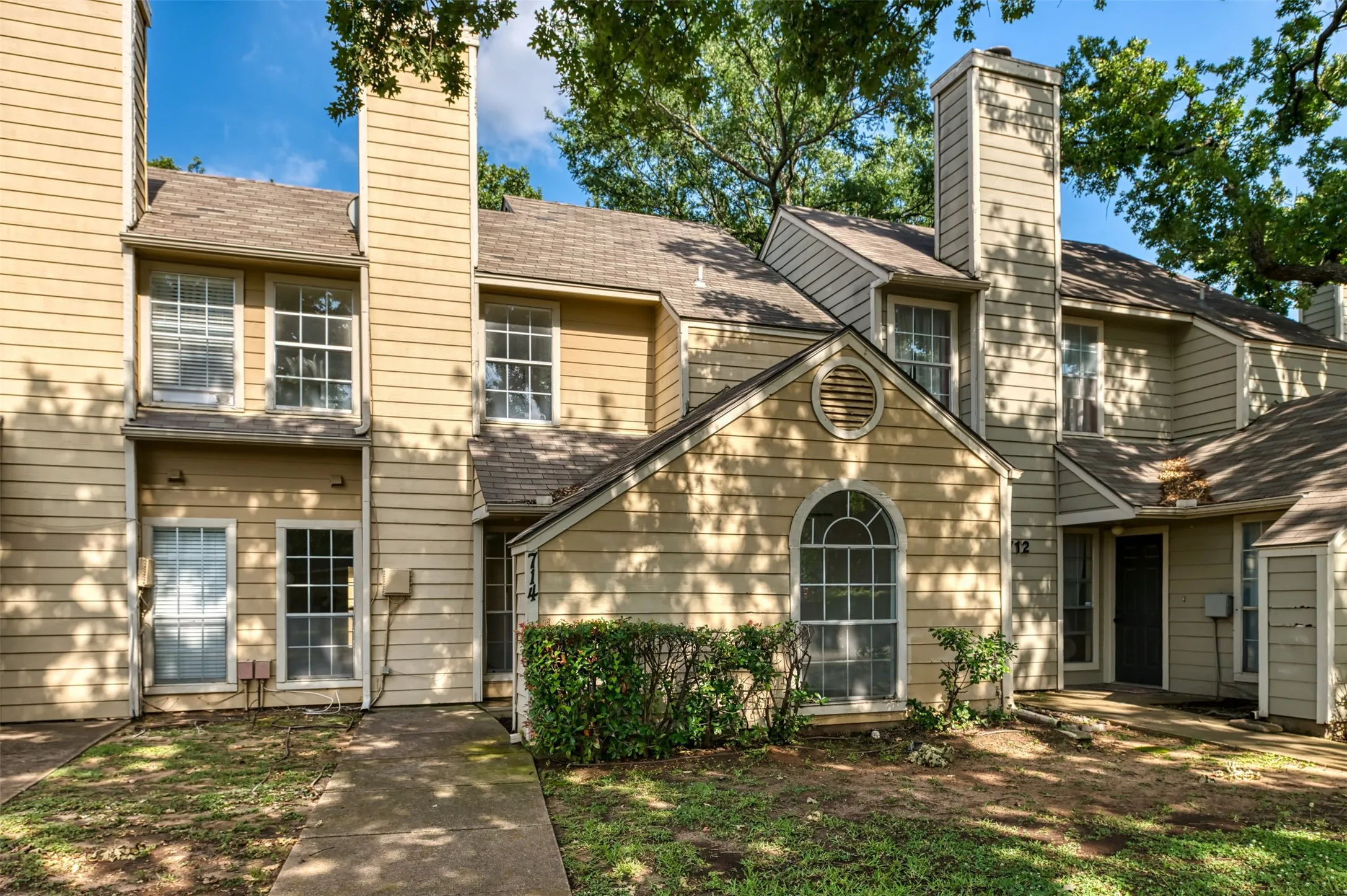 Townhouse For Sale in Dallas County , 714 Bel Aire Crest, Irving, Texas 75061, 2 Bedroom, 2 Bathroom, 1 Garage spaces, 1,064 Sqft, built in 1985, mls#21277695, Real Estate Agent in Irving, Homes For Sale in Dallas county, Homes For Sale in Irving, Realtor in Irving Texas, Real Estate Brokerage Independent Realty Texas, Luminita Cordes Realtor