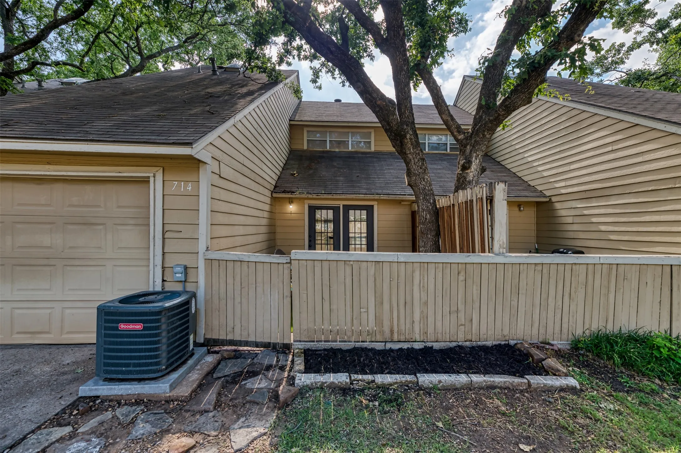 Townhouse For Sale in Dallas County , 714 Bel Aire Crest, Irving, Texas 75061, 2 Bedroom, 2 Bathroom, 1 Garage spaces, 1,064 Sqft, built in 1985, mls#21277695, Real Estate Agent in Irving, Homes For Sale in Dallas county, Homes For Sale in Irving, Realtor in Irving Texas, Real Estate Brokerage Independent Realty Texas, Luminita Cordes Realtor