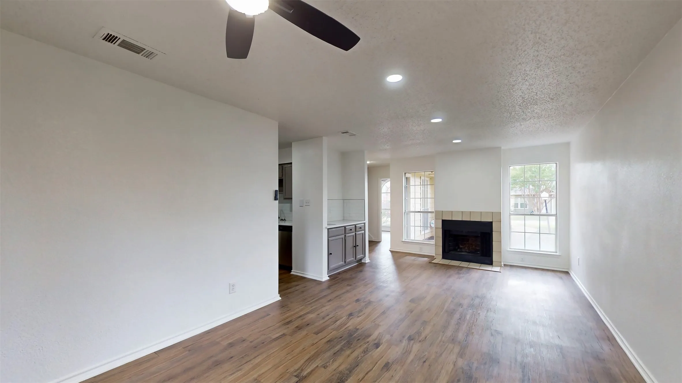Townhouse For Sale in Dallas County , 714 Bel Aire Crest, Irving, Texas 75061, 2 Bedroom, 2 Bathroom, 1 Garage spaces, 1,064 Sqft, built in 1985, mls#21277695, Real Estate Agent in Irving, Homes For Sale in Dallas county, Homes For Sale in Irving, Realtor in Irving Texas, Real Estate Brokerage Independent Realty Texas, Luminita Cordes Realtor