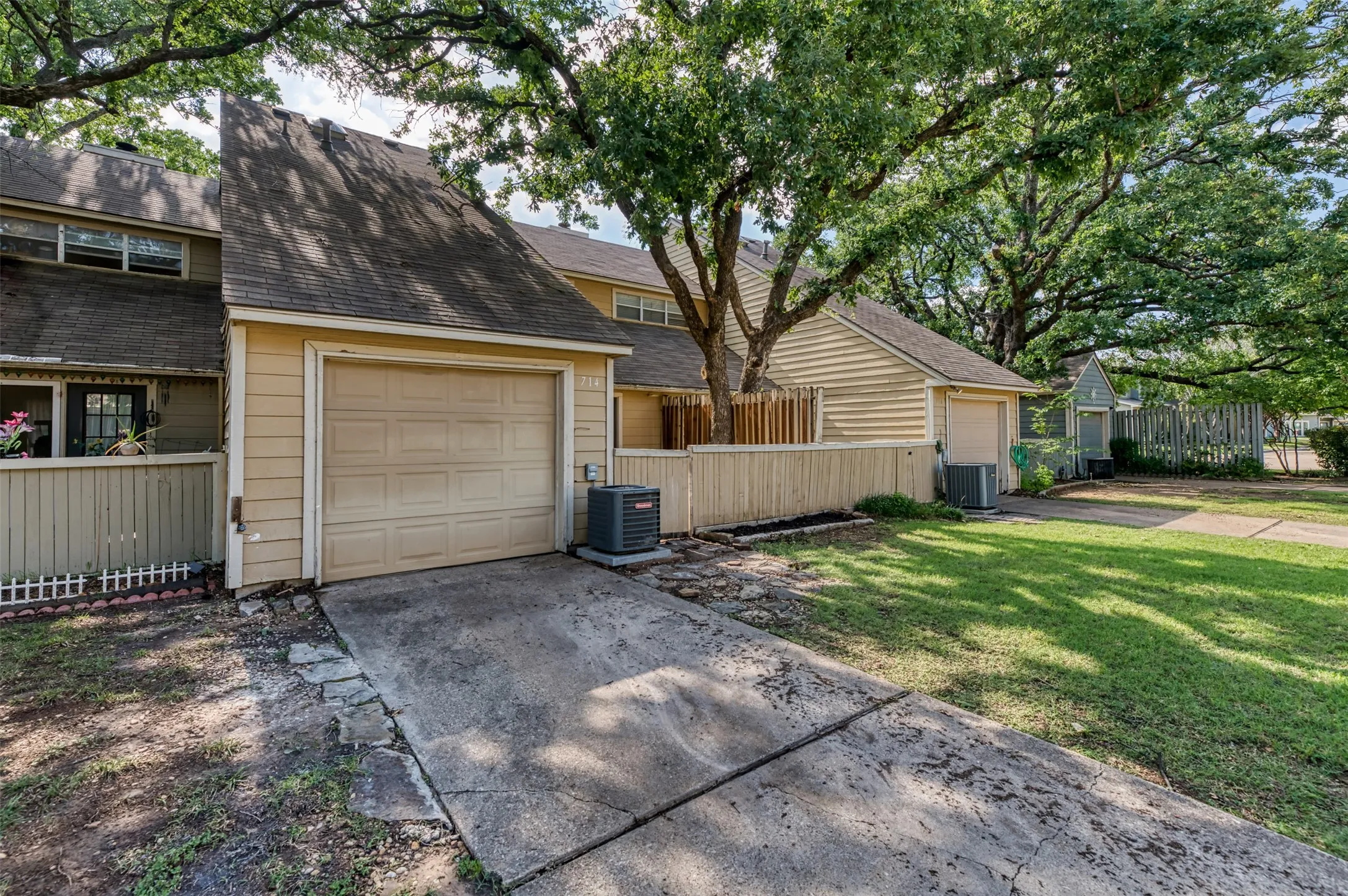 Townhouse For Sale in Dallas County , 714 Bel Aire Crest, Irving, Texas 75061, 2 Bedroom, 2 Bathroom, 1 Garage spaces, 1,064 Sqft, built in 1985, mls#21277695, Real Estate Agent in Irving, Homes For Sale in Dallas county, Homes For Sale in Irving, Realtor in Irving Texas, Real Estate Brokerage Independent Realty Texas, Luminita Cordes Realtor