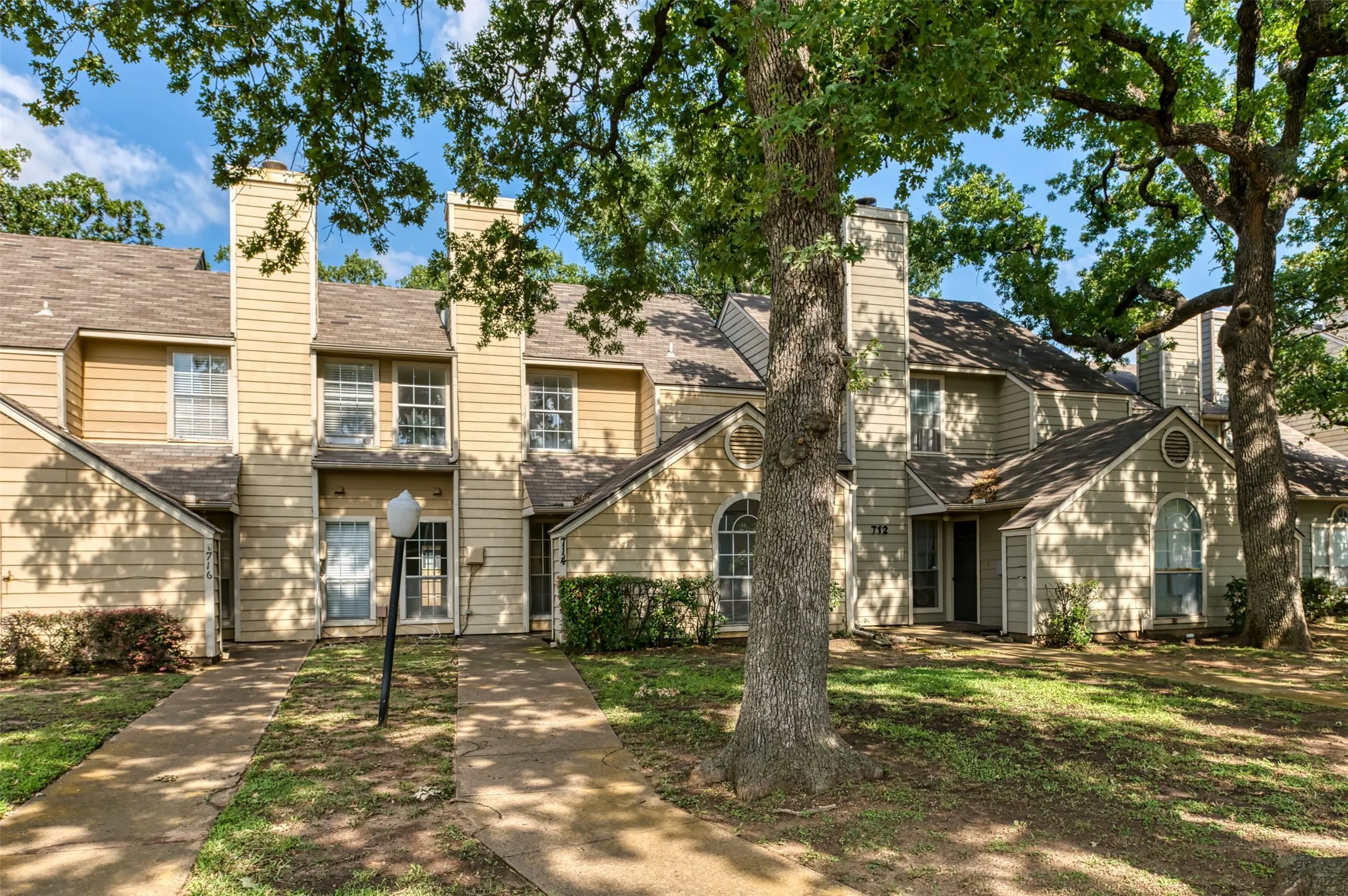 Townhouse For Sale in Dallas County , 714 Bel Aire Crest, Irving, Texas 75061, 2 Bedroom, 2 Bathroom, 1 Garage spaces, 1,064 Sqft, built in 1985, mls#21277695, Real Estate Agent in Irving, Homes For Sale in Dallas county, Homes For Sale in Irving, Realtor in Irving Texas, Real Estate Brokerage Independent Realty Texas, Luminita Cordes Realtor
