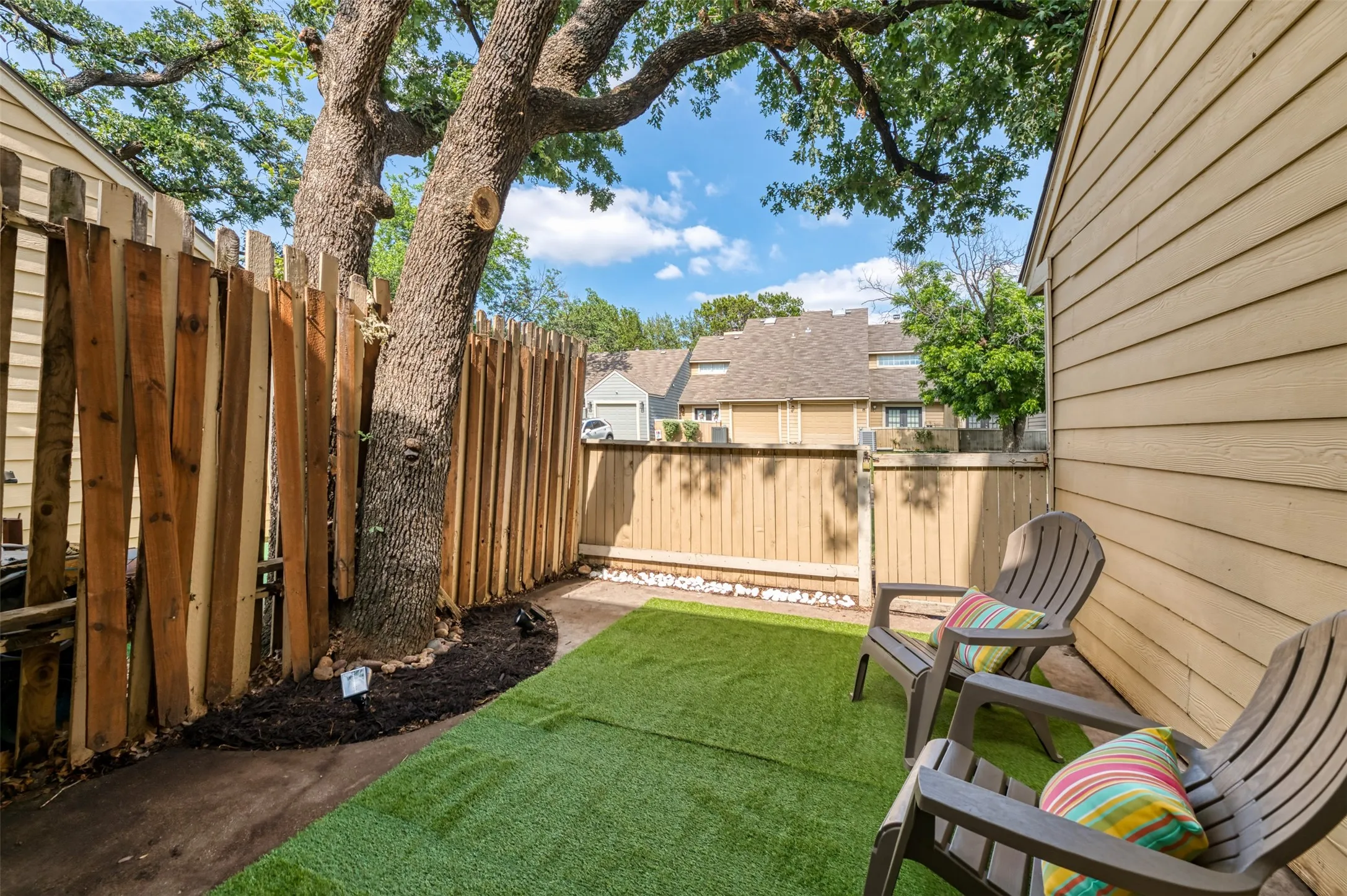 Townhouse For Sale in Dallas County , 714 Bel Aire Crest, Irving, Texas 75061, 2 Bedroom, 2 Bathroom, 1 Garage spaces, 1,064 Sqft, built in 1985, mls#21277695, Real Estate Agent in Irving, Homes For Sale in Dallas county, Homes For Sale in Irving, Realtor in Irving Texas, Real Estate Brokerage Independent Realty Texas, Luminita Cordes Realtor