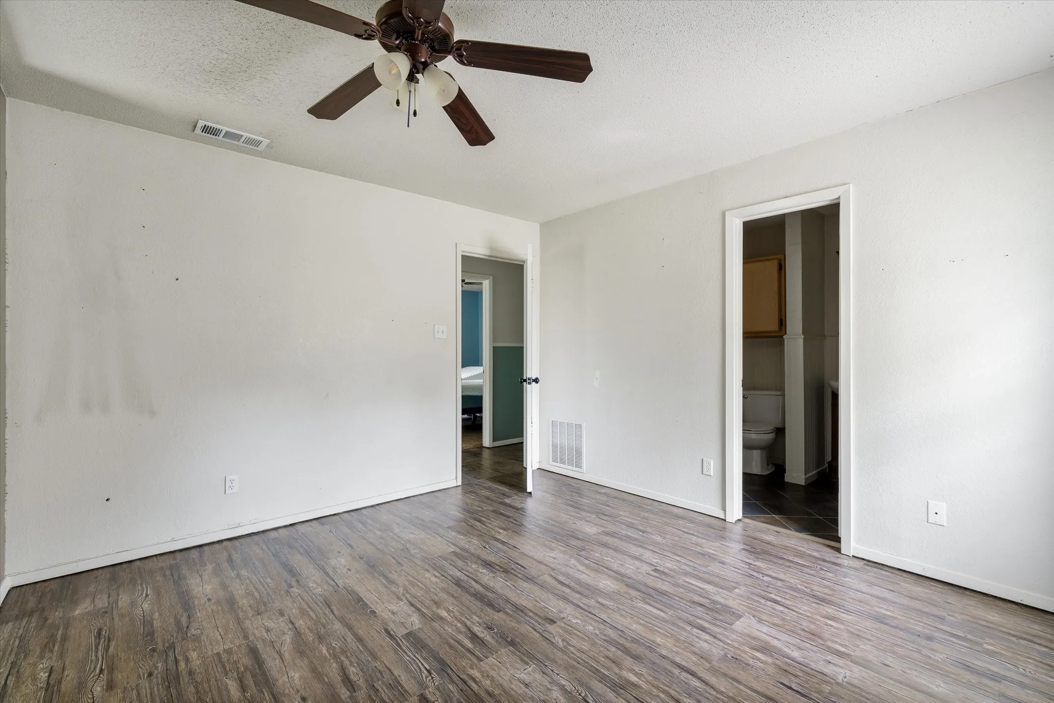Single Family Residence For Sale in Van Zandt County , 5155 Fm 1504, Wills Point, Texas 75169, 3 Bedroom, 2 Bathroom, Garage spaces, 1,821 Sqft, built in 1965, mls#21276062, Real Estate Agent in Wills Point, Homes For Sale in Van Zandt county, Homes For Sale in Wills Point, Realtor in Wills Point Texas, Real Estate Brokerage Independent Realty Texas, Luminita Cordes Realtor