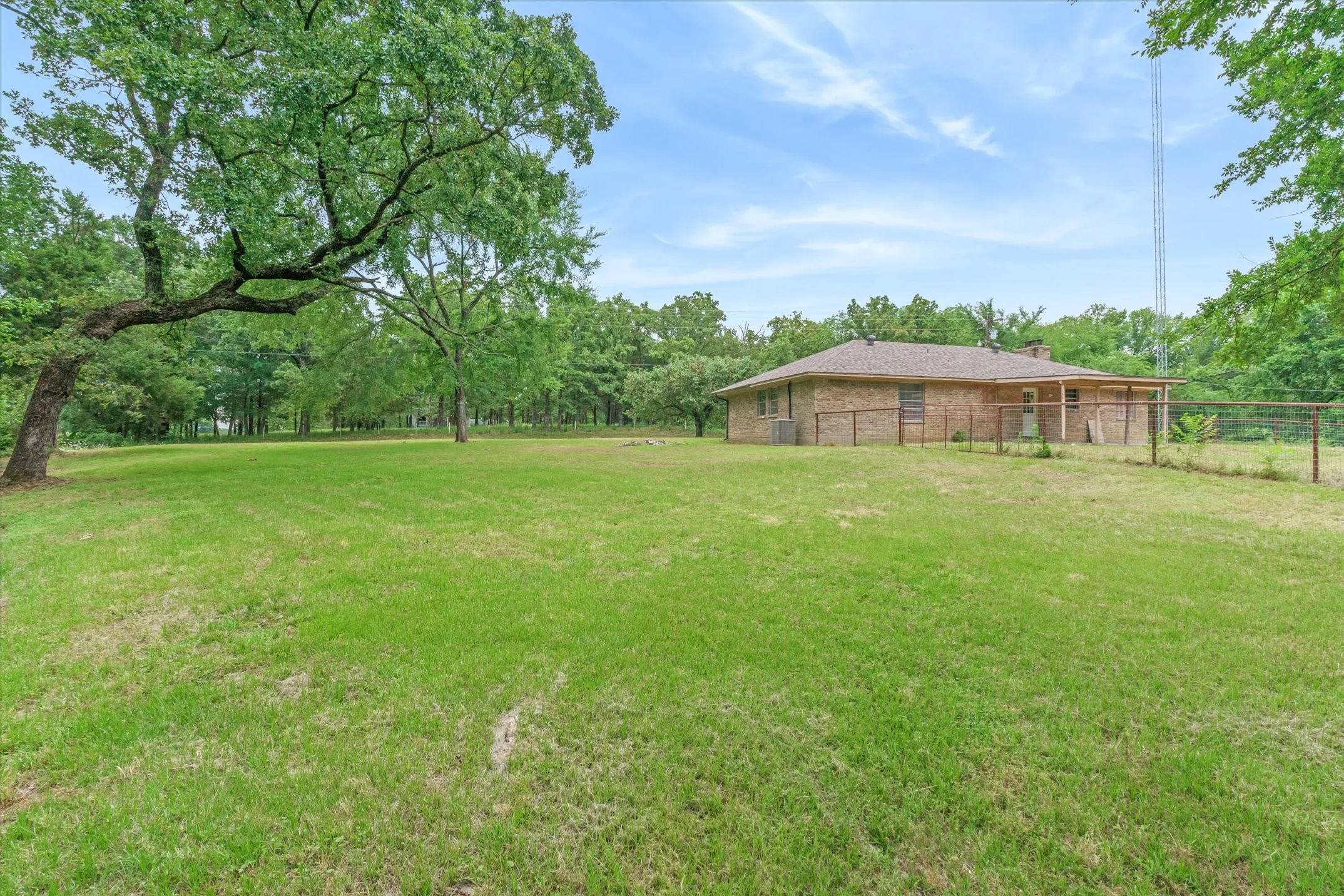 Single Family Residence For Sale in Van Zandt County , 5155 Fm 1504, Wills Point, Texas 75169, 3 Bedroom, 2 Bathroom, Garage spaces, 1,821 Sqft, built in 1965, mls#21276062, Real Estate Agent in Wills Point, Homes For Sale in Van Zandt county, Homes For Sale in Wills Point, Realtor in Wills Point Texas, Real Estate Brokerage Independent Realty Texas, Luminita Cordes Realtor