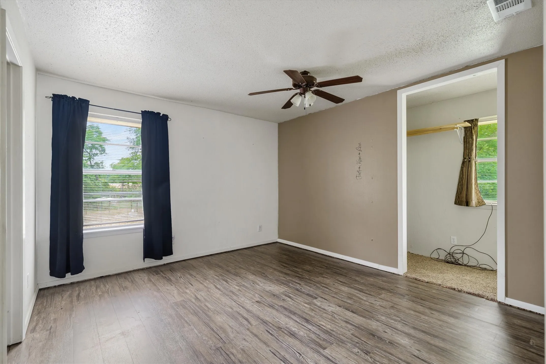 Single Family Residence For Sale in Van Zandt County , 5155 Fm 1504, Wills Point, Texas 75169, 3 Bedroom, 2 Bathroom, Garage spaces, 1,821 Sqft, built in 1965, mls#21276062, Real Estate Agent in Wills Point, Homes For Sale in Van Zandt county, Homes For Sale in Wills Point, Realtor in Wills Point Texas, Real Estate Brokerage Independent Realty Texas, Luminita Cordes Realtor