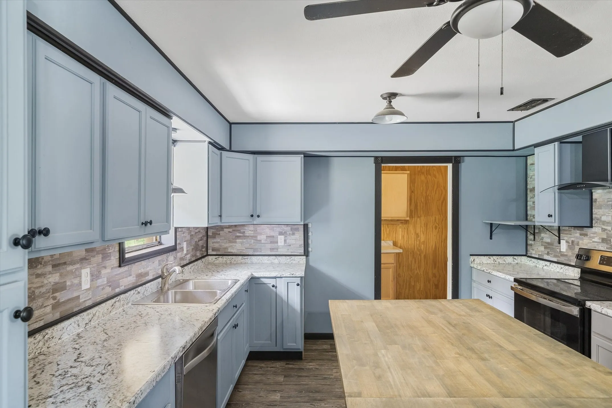 Single Family Residence For Sale in Van Zandt County , 5155 Fm 1504, Wills Point, Texas 75169, 3 Bedroom, 2 Bathroom, Garage spaces, 1,821 Sqft, built in 1965, mls#21276062, Real Estate Agent in Wills Point, Homes For Sale in Van Zandt county, Homes For Sale in Wills Point, Realtor in Wills Point Texas, Real Estate Brokerage Independent Realty Texas, Luminita Cordes Realtor