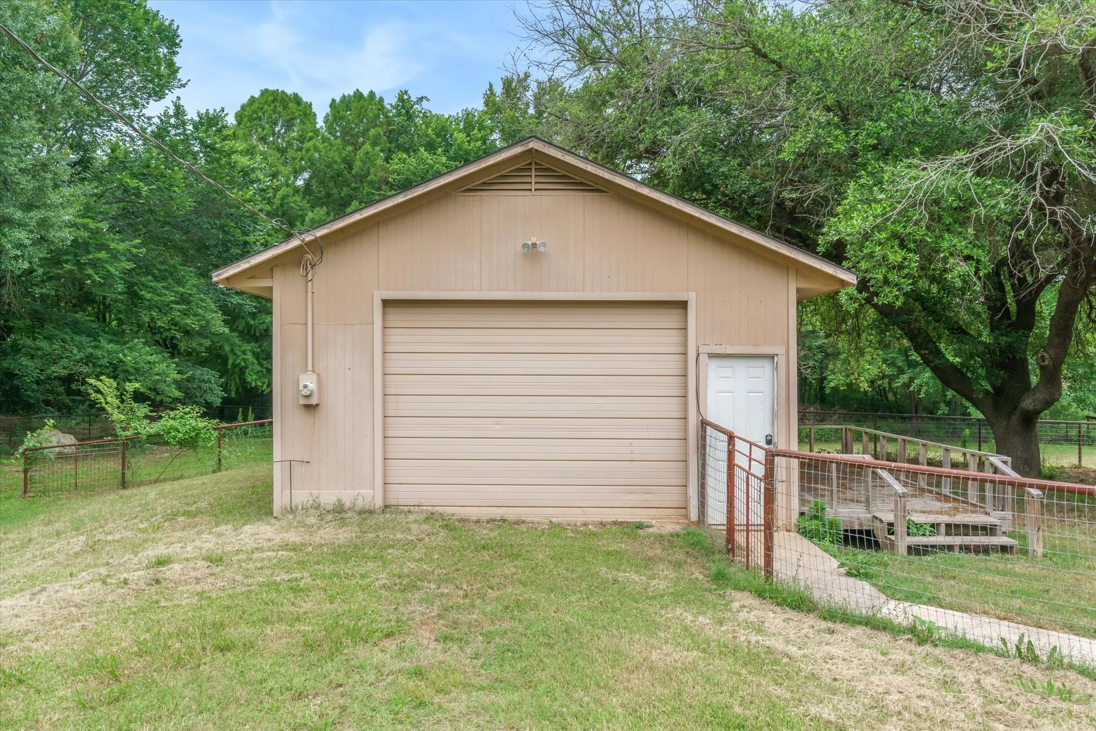 Single Family Residence For Sale in Van Zandt County , 5155 Fm 1504, Wills Point, Texas 75169, 3 Bedroom, 2 Bathroom, Garage spaces, 1,821 Sqft, built in 1965, mls#21276062, Real Estate Agent in Wills Point, Homes For Sale in Van Zandt county, Homes For Sale in Wills Point, Realtor in Wills Point Texas, Real Estate Brokerage Independent Realty Texas, Luminita Cordes Realtor