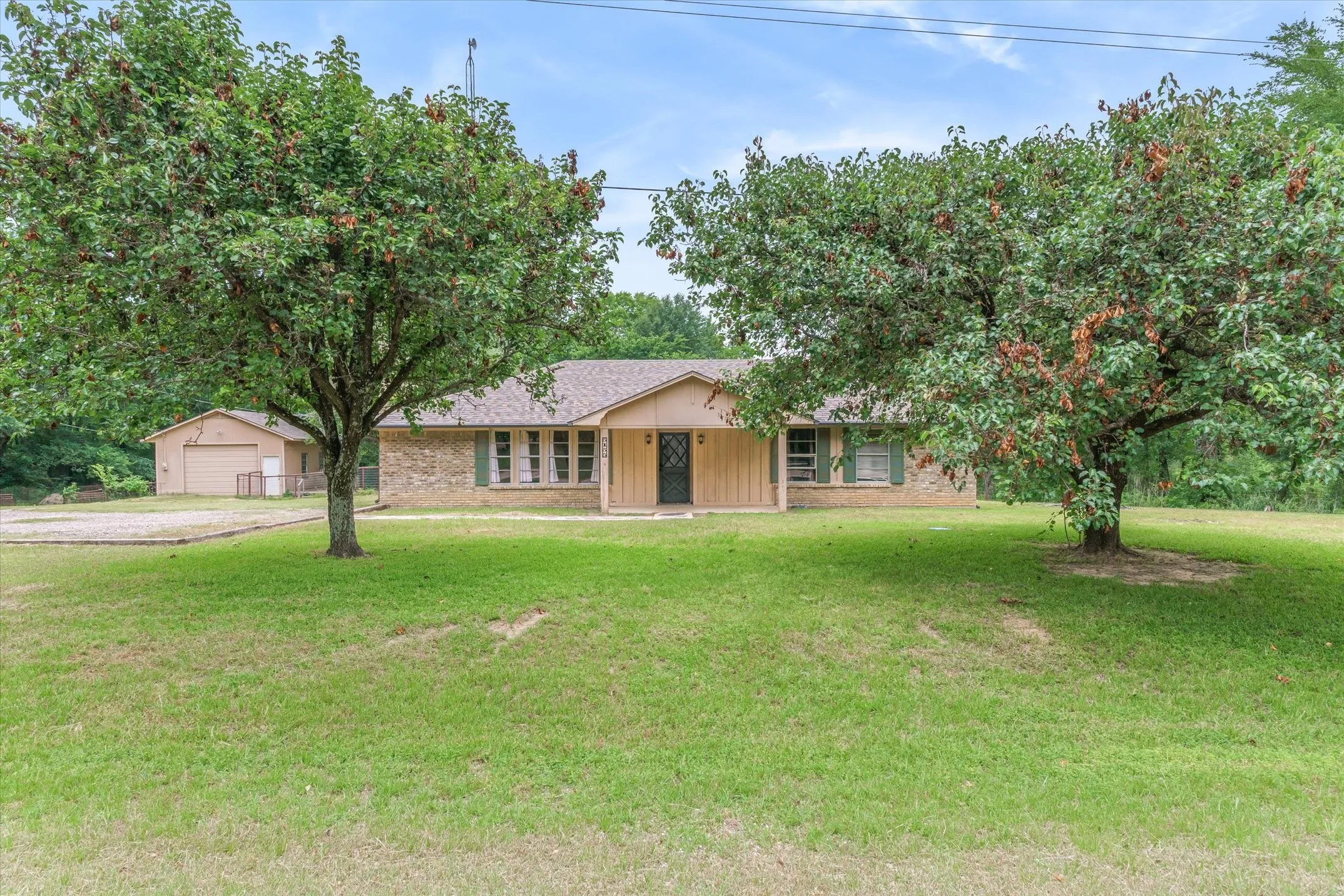 Single Family Residence For Sale in Van Zandt County , 5155 Fm 1504, Wills Point, Texas 75169, 3 Bedroom, 2 Bathroom, Garage spaces, 1,821 Sqft, built in 1965, mls#21276062, Real Estate Agent in Wills Point, Homes For Sale in Van Zandt county, Homes For Sale in Wills Point, Realtor in Wills Point Texas, Real Estate Brokerage Independent Realty Texas, Luminita Cordes Realtor