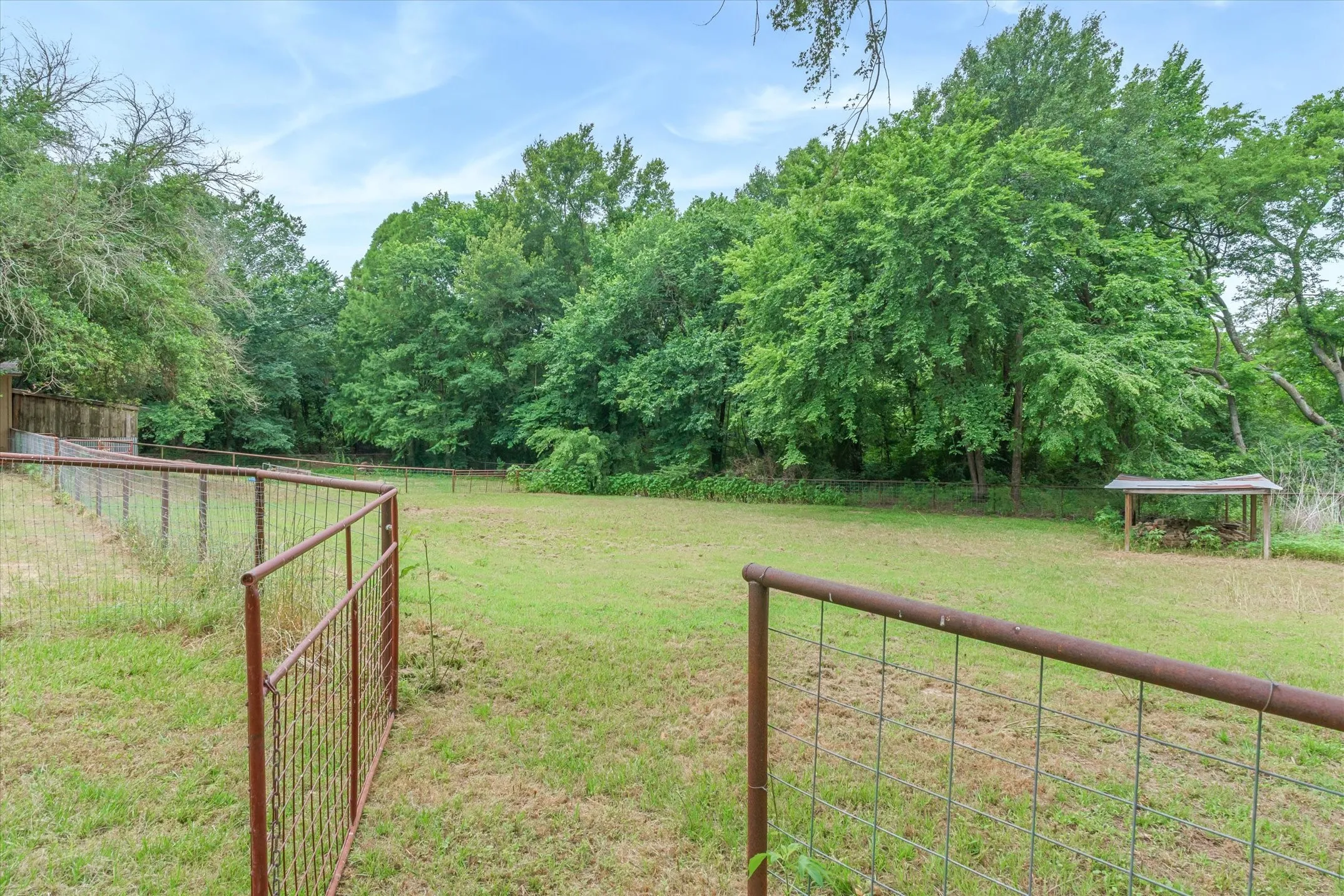 Single Family Residence For Sale in Van Zandt County , 5155 Fm 1504, Wills Point, Texas 75169, 3 Bedroom, 2 Bathroom, Garage spaces, 1,821 Sqft, built in 1965, mls#21276062, Real Estate Agent in Wills Point, Homes For Sale in Van Zandt county, Homes For Sale in Wills Point, Realtor in Wills Point Texas, Real Estate Brokerage Independent Realty Texas, Luminita Cordes Realtor