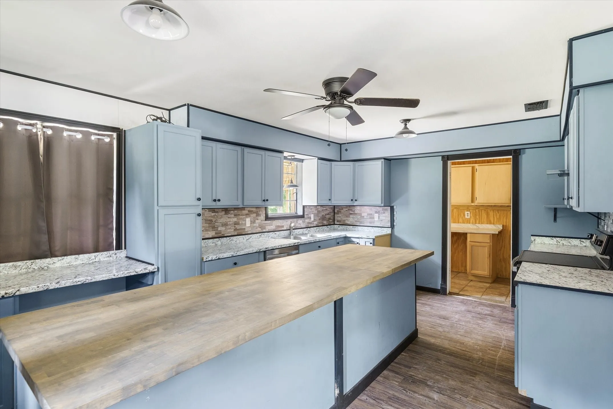 Single Family Residence For Sale in Van Zandt County , 5155 Fm 1504, Wills Point, Texas 75169, 3 Bedroom, 2 Bathroom, Garage spaces, 1,821 Sqft, built in 1965, mls#21276062, Real Estate Agent in Wills Point, Homes For Sale in Van Zandt county, Homes For Sale in Wills Point, Realtor in Wills Point Texas, Real Estate Brokerage Independent Realty Texas, Luminita Cordes Realtor