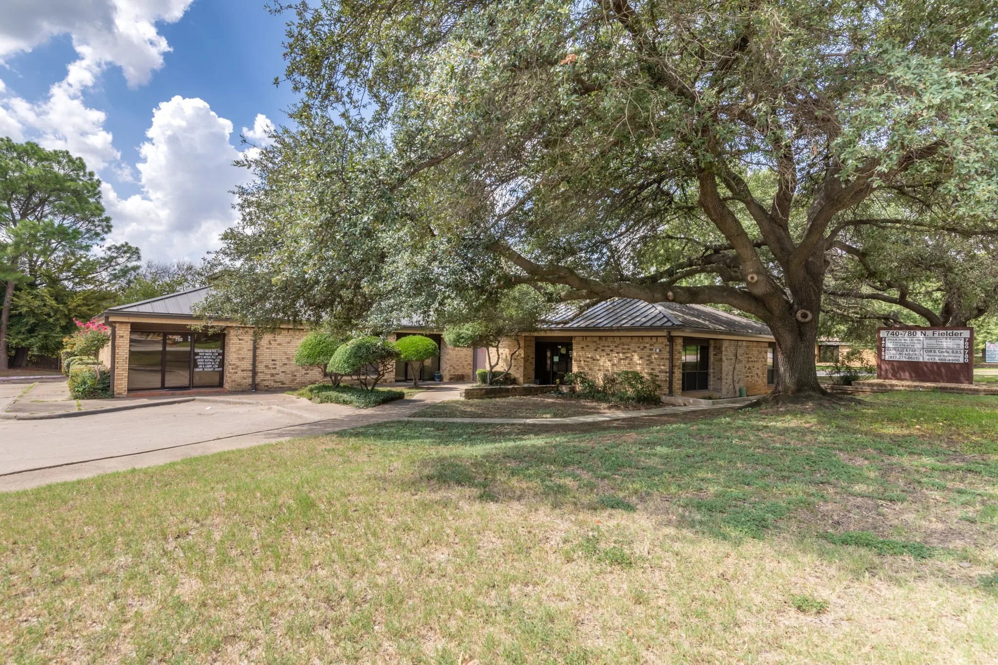 Office For Rent in Tarrant County , 736 N Fielder Road 760, Arlington, Texas 76012, 0, 0, Garage spaces, 0 Sqft, built in 1981, Price $1,500, mls#21279127, Real Estate Agent in Arlington, Homes For Rent in Tarrant county, Homes For Rent in Arlington, Realtor in Arlington Texas, Real Estate Brokerage Independent Realty Texas, Luminita Cordes Realtor