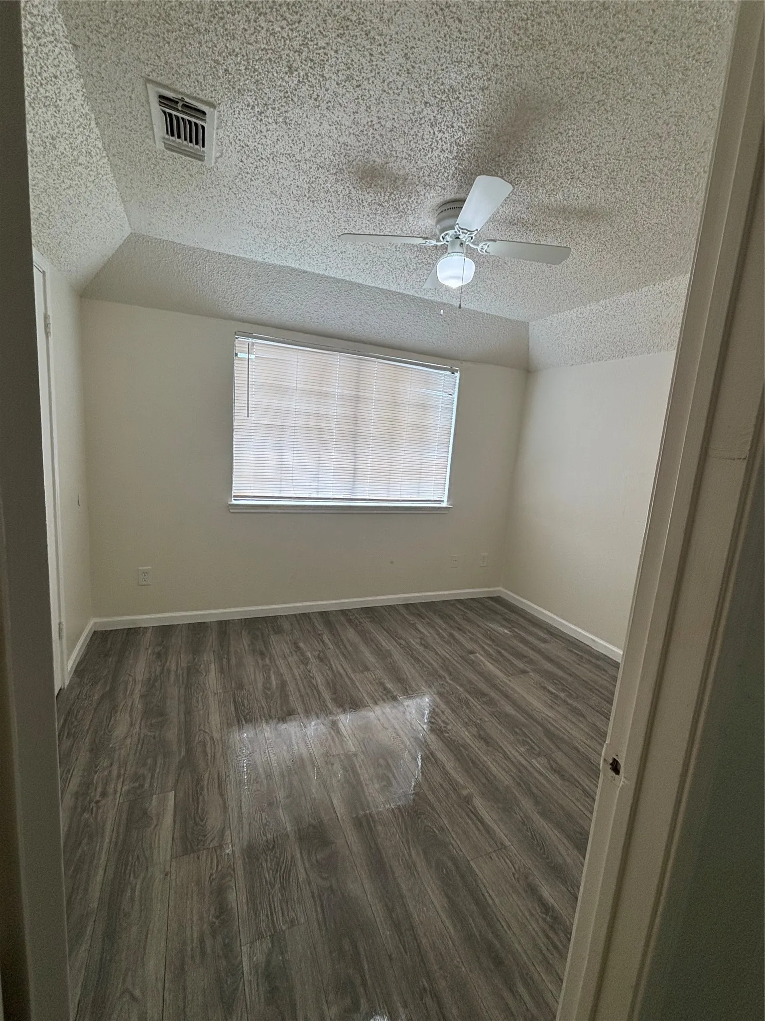 Apartment For Rent in Dallas County , 8127 Stonehurst Street 4, Dallas, Texas 75217, 1 Bedroom, 1 Bathroom, Garage spaces, 450 Sqft, built in 1987, Price $950, mls#21279185, Real Estate Agent in Dallas, Homes For Rent in Dallas county, Homes For Rent in Dallas, Realtor in Dallas Texas, Real Estate Brokerage Independent Realty Texas, Luminita Cordes Realtor