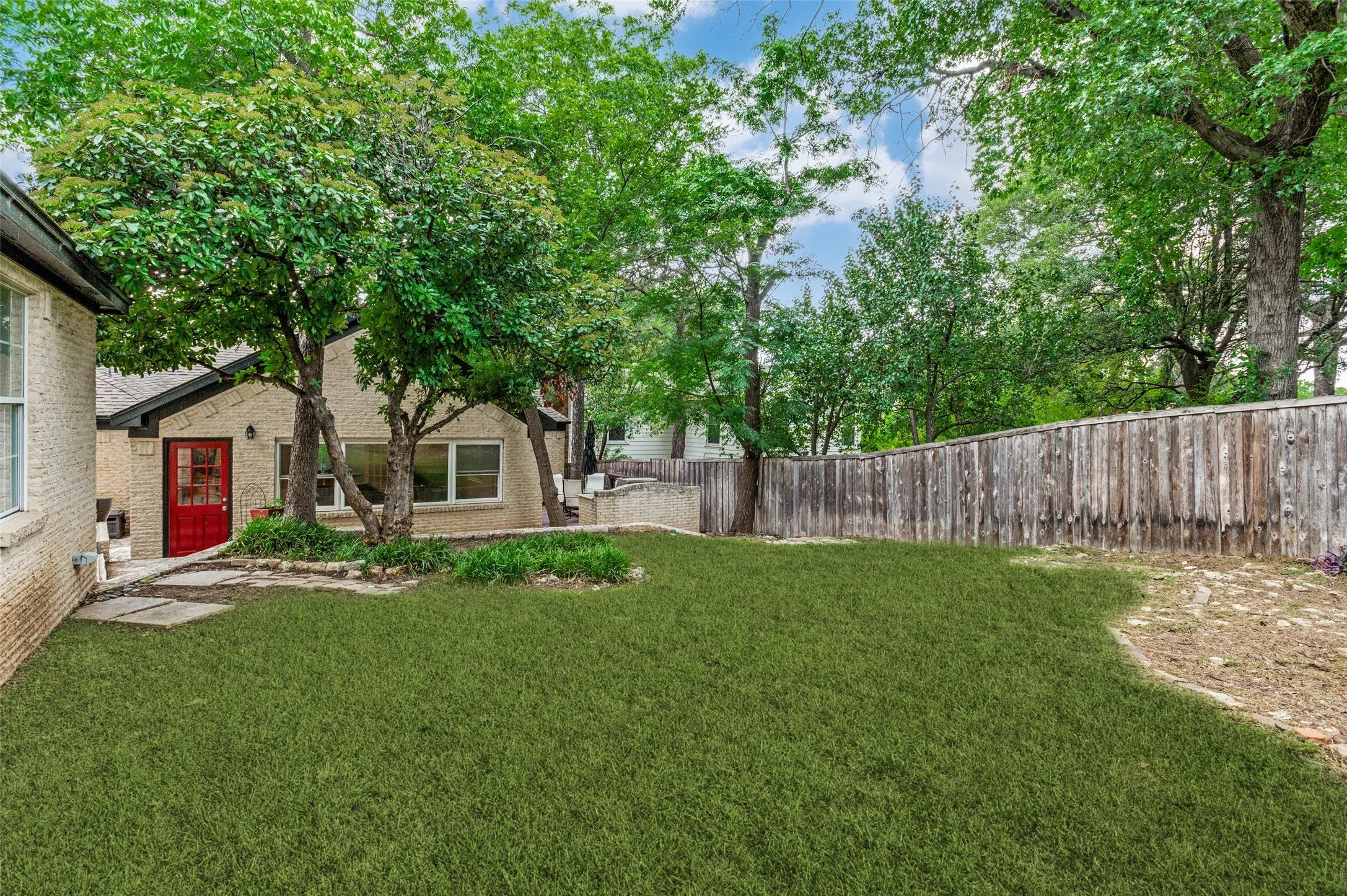 Single Family Residence For Sale in Dallas County , 702 N Hampton Road, Dallas, Texas 75208, 2 Bedroom, 2 Bathroom, 2 Garage spaces, 1,404 Sqft, built in 1940, mls#21277255, Real Estate Agent in Dallas, Homes For Sale in Dallas county, Homes For Sale in Dallas, Realtor in Dallas Texas, Real Estate Brokerage Independent Realty Texas, Luminita Cordes Realtor