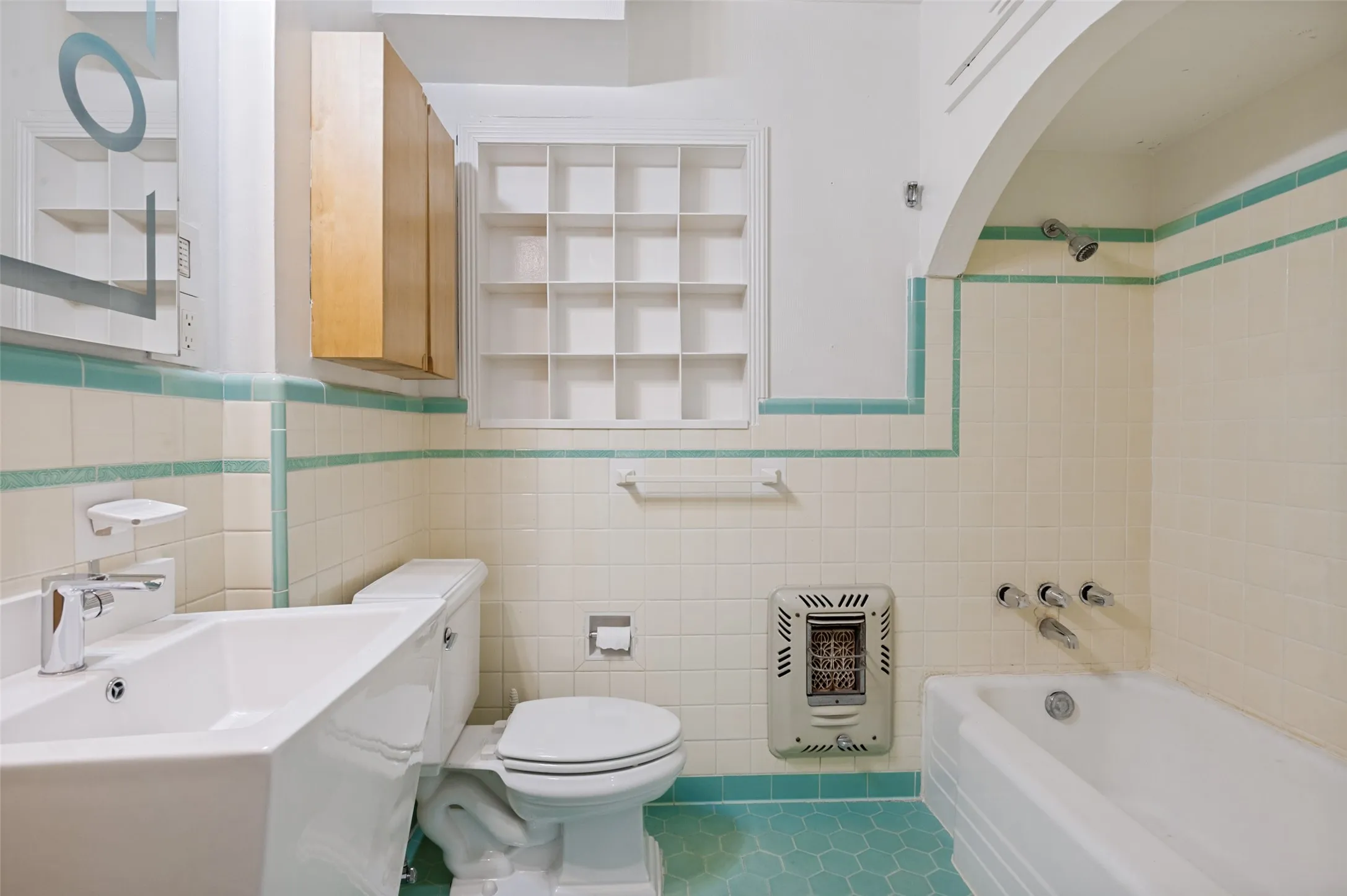 Single Family Residence For Sale in Dallas County , 702 N Hampton Road, Dallas, Texas 75208, 2 Bedroom, 2 Bathroom, 2 Garage spaces, 1,404 Sqft, built in 1940, mls#21277255, Real Estate Agent in Dallas, Homes For Sale in Dallas county, Homes For Sale in Dallas, Realtor in Dallas Texas, Real Estate Brokerage Independent Realty Texas, Luminita Cordes Realtor