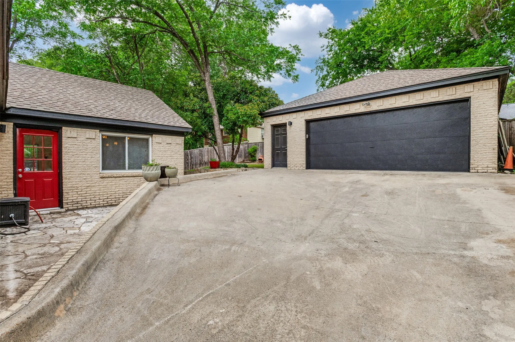 Single Family Residence For Sale in Dallas County , 702 N Hampton Road, Dallas, Texas 75208, 2 Bedroom, 2 Bathroom, 2 Garage spaces, 1,404 Sqft, built in 1940, mls#21277255, Real Estate Agent in Dallas, Homes For Sale in Dallas county, Homes For Sale in Dallas, Realtor in Dallas Texas, Real Estate Brokerage Independent Realty Texas, Luminita Cordes Realtor