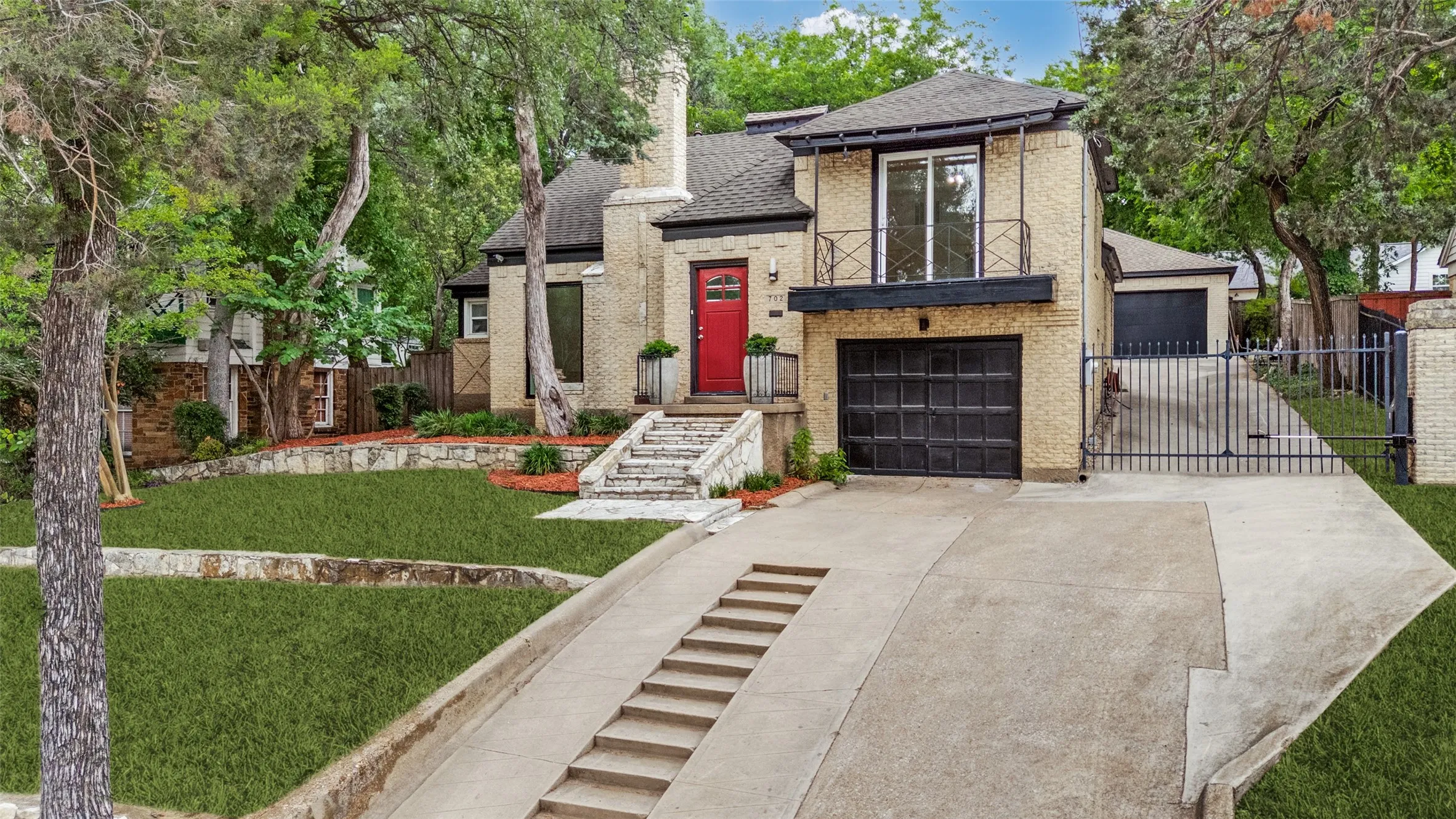 Single Family Residence For Sale in Dallas County , 702 N Hampton Road, Dallas, Texas 75208, 2 Bedroom, 2 Bathroom, 2 Garage spaces, 1,404 Sqft, built in 1940, mls#21277255, Real Estate Agent in Dallas, Homes For Sale in Dallas county, Homes For Sale in Dallas, Realtor in Dallas Texas, Real Estate Brokerage Independent Realty Texas, Luminita Cordes Realtor